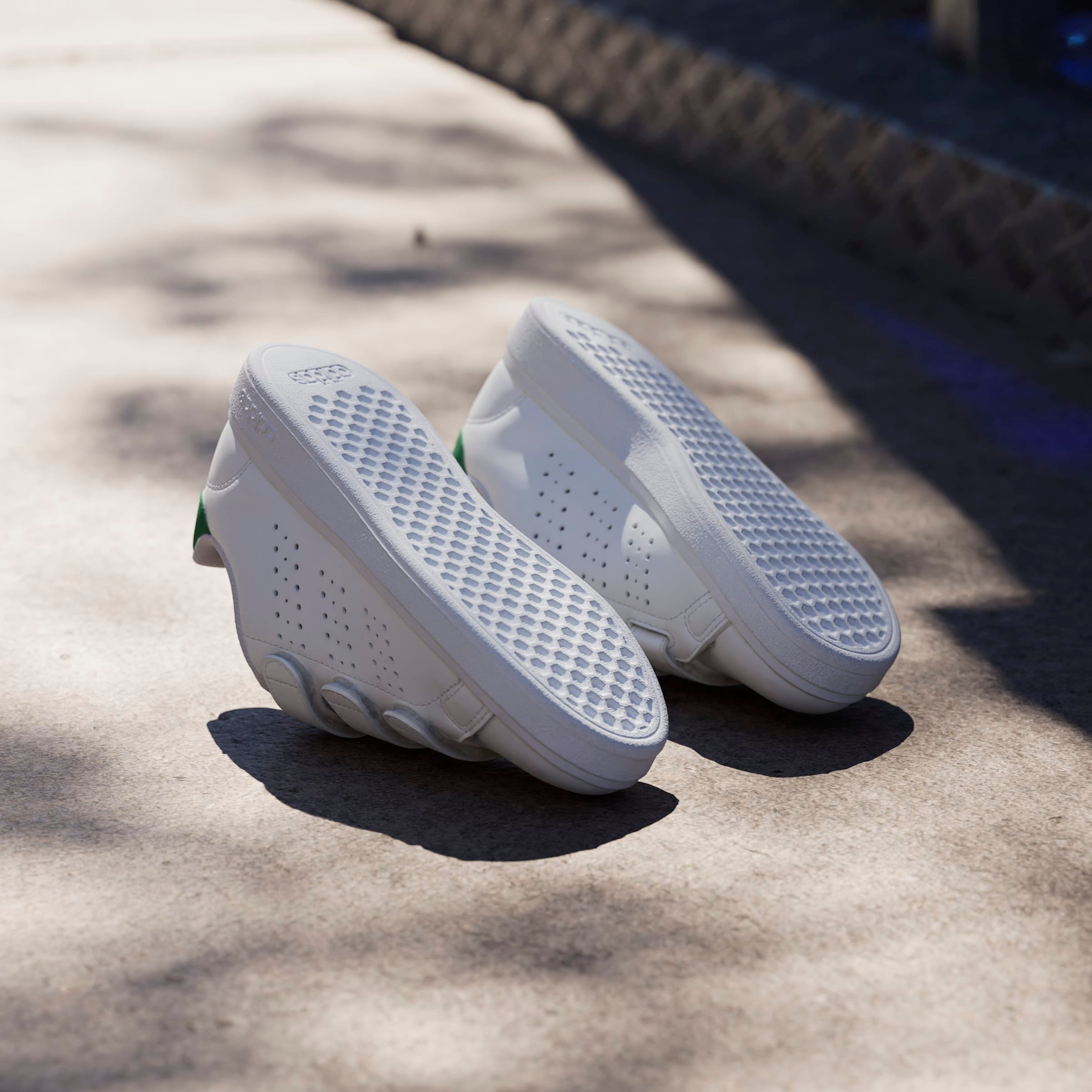 adidas Sportswear Klettschuh »ADVANTAGE BASE 2.0 KIDS«, Design auf den Spuren des adidas Stan Smith
