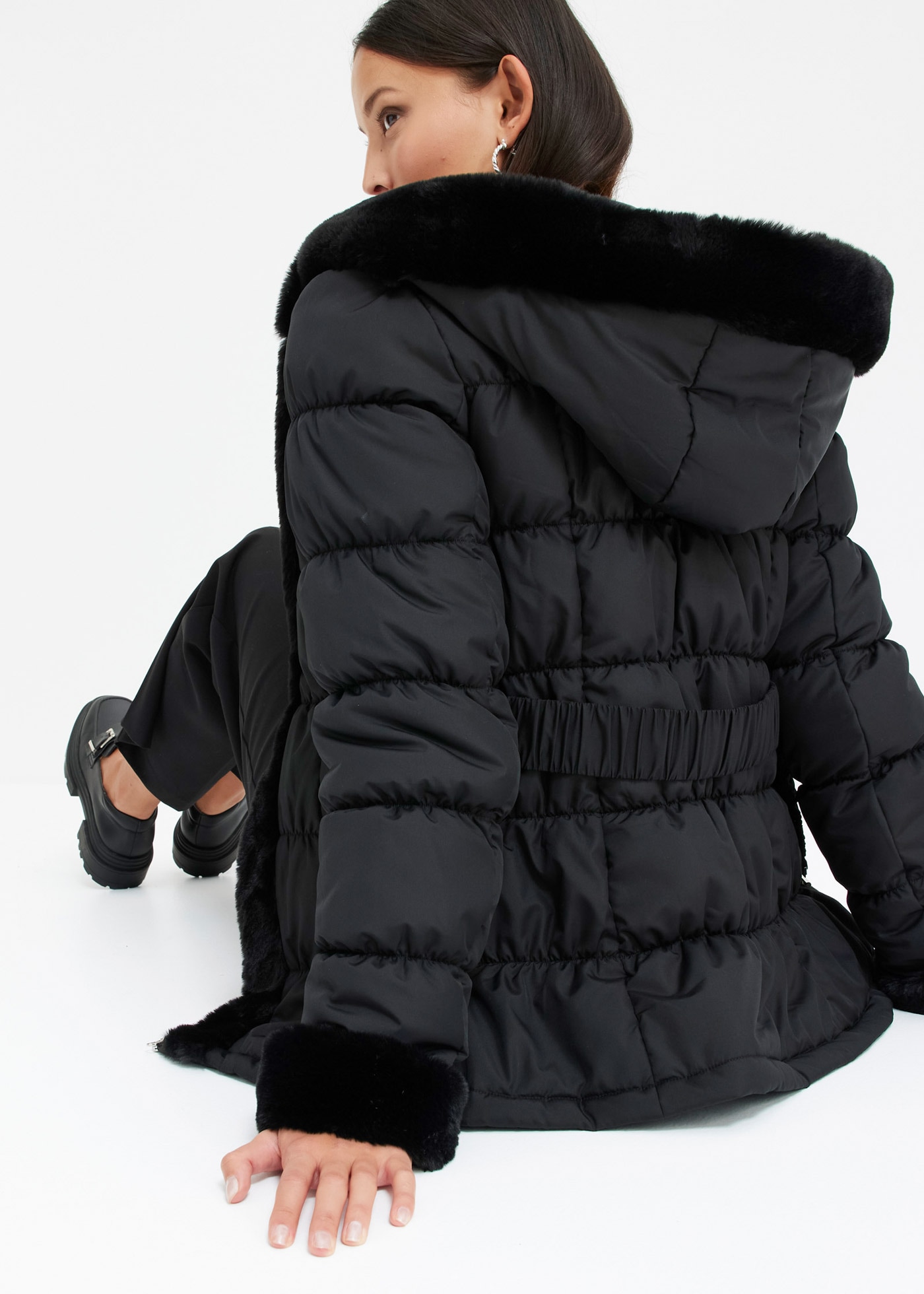 bonprix Steppjacke mit Kapuze eleganter Look, mit Kapuze und Fellimitat, Winterjacke