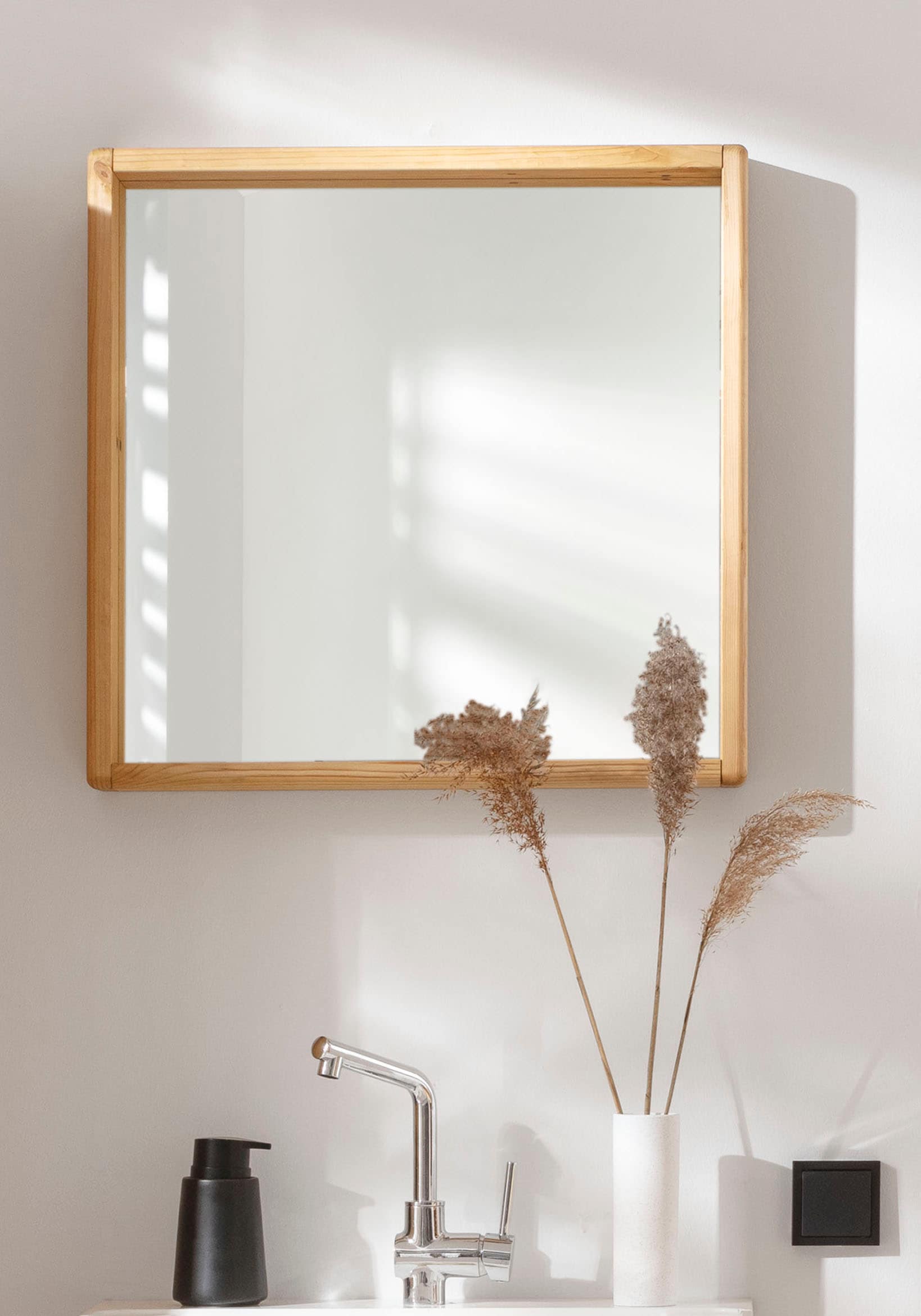 OTTO products Badspiegel »Jorrick«, Rahmen aus FSC®-zertifiziertem Massivholz Kiefer, Breite 60 cm