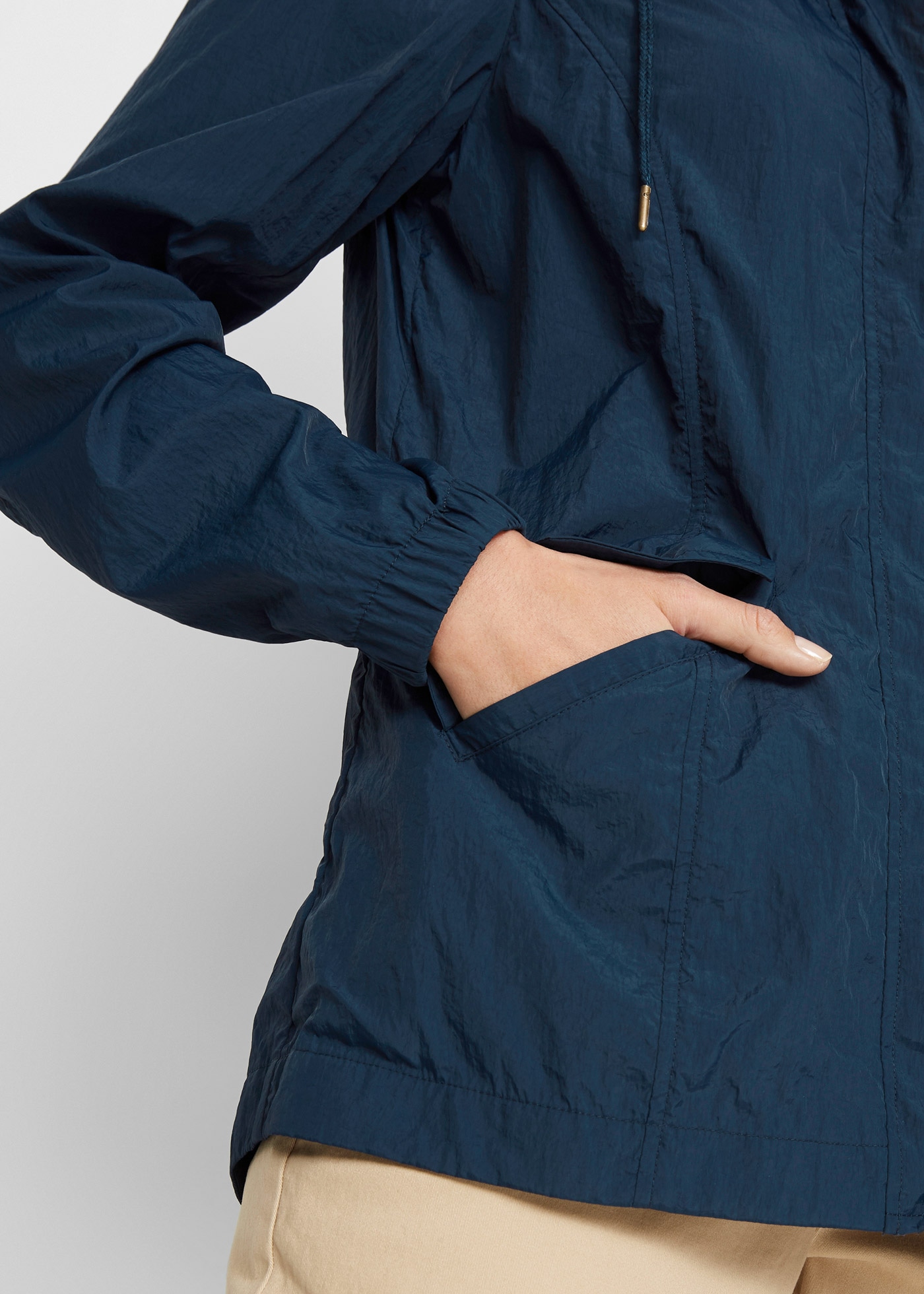 bonprix Allwetterjacke mit Kapuze sportlicher Stil, leichter Parka mit Kapuze, mit seitlichen Taschen