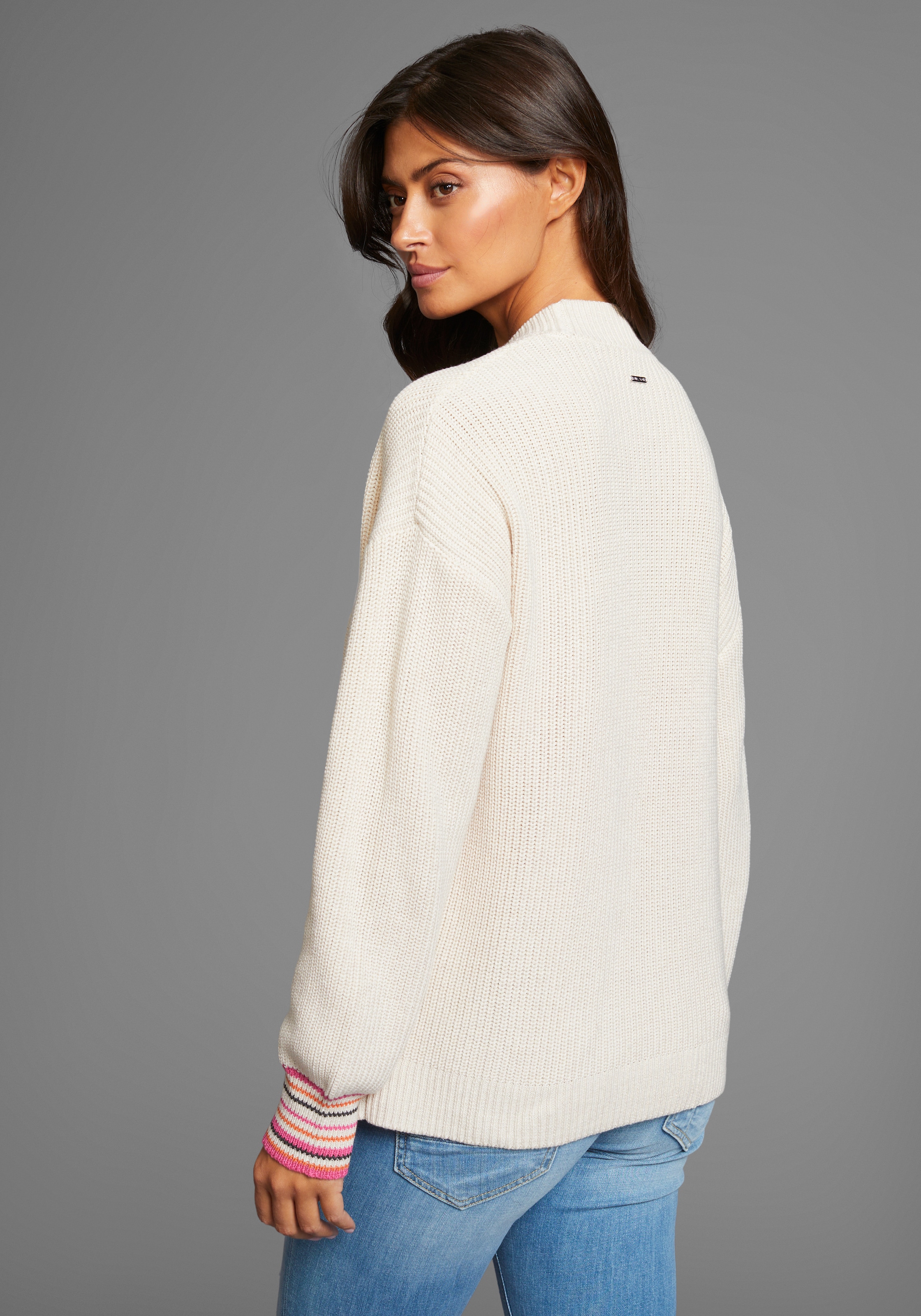 Laura Scott Strickcape, mit gestreiften Bündchen