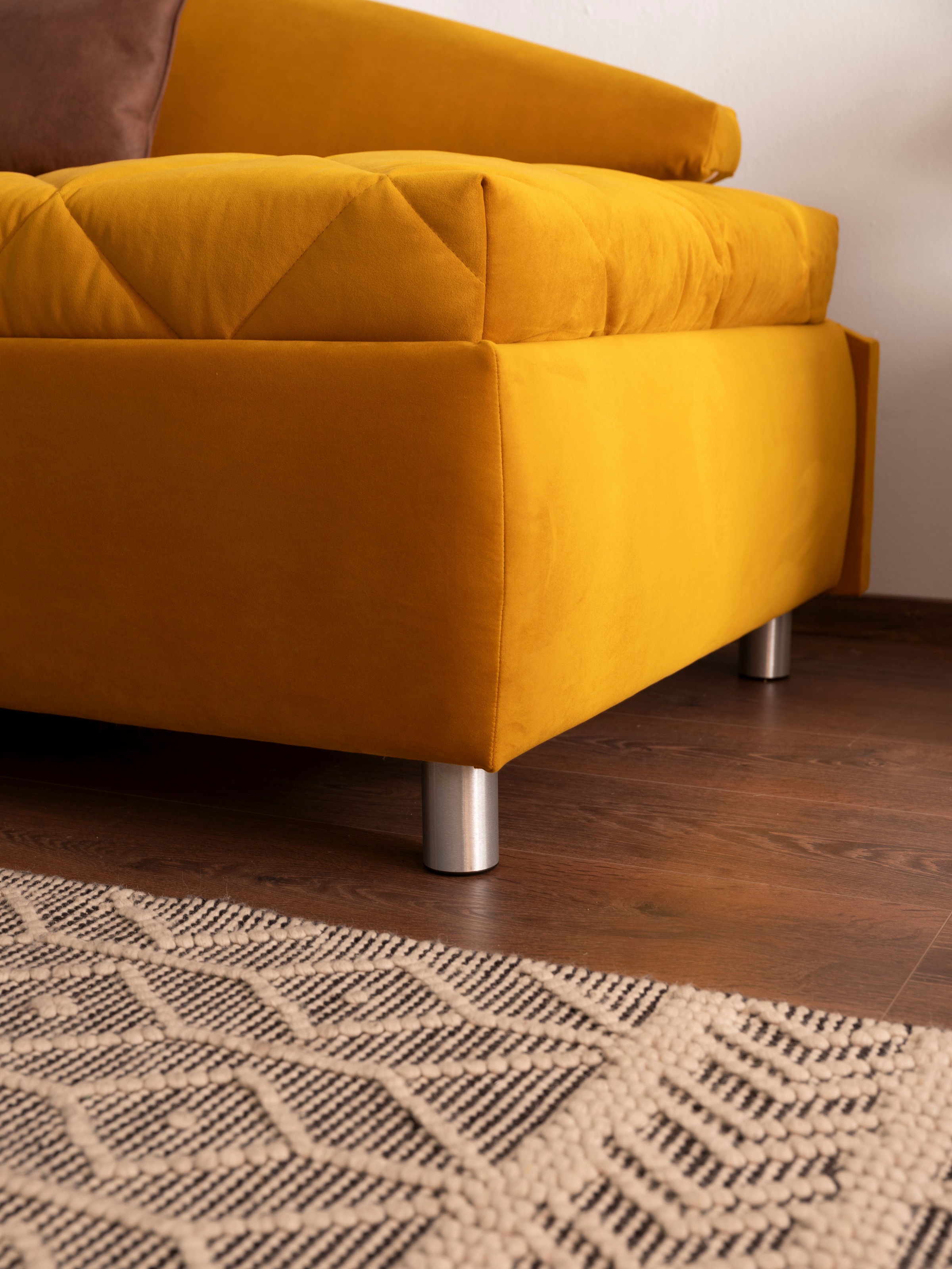 alina Schlafsofa »Lindsay«, Bettkasten, Zierkissen-Set aus: 2 Stk. 40x40cm, 1 Stk. 30x30cm