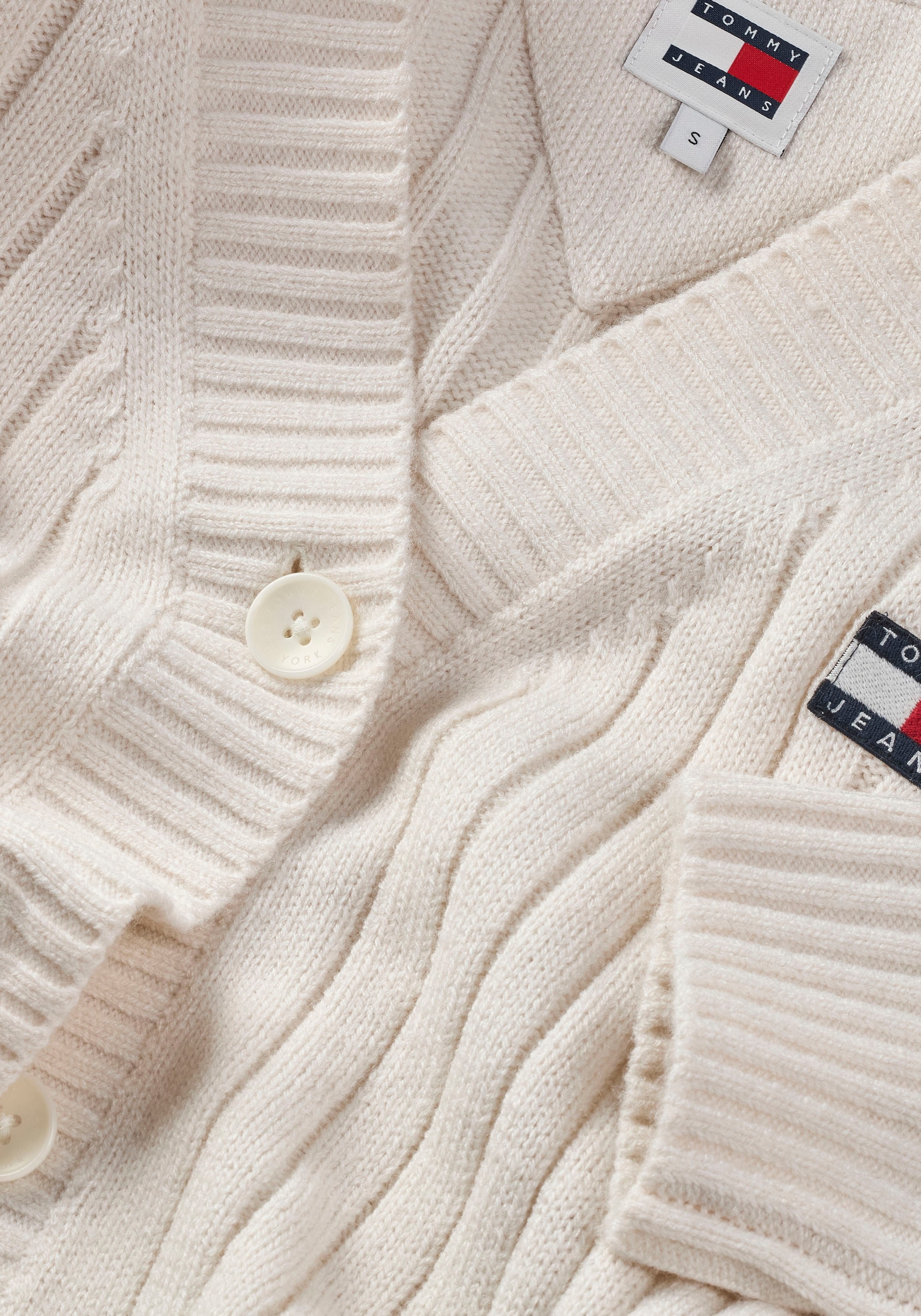 Tommy Jeans Strickjacke »TJW BADGE V-NECK CARDIGAN EXT«, mit Tommy Jeans Logo-Badge