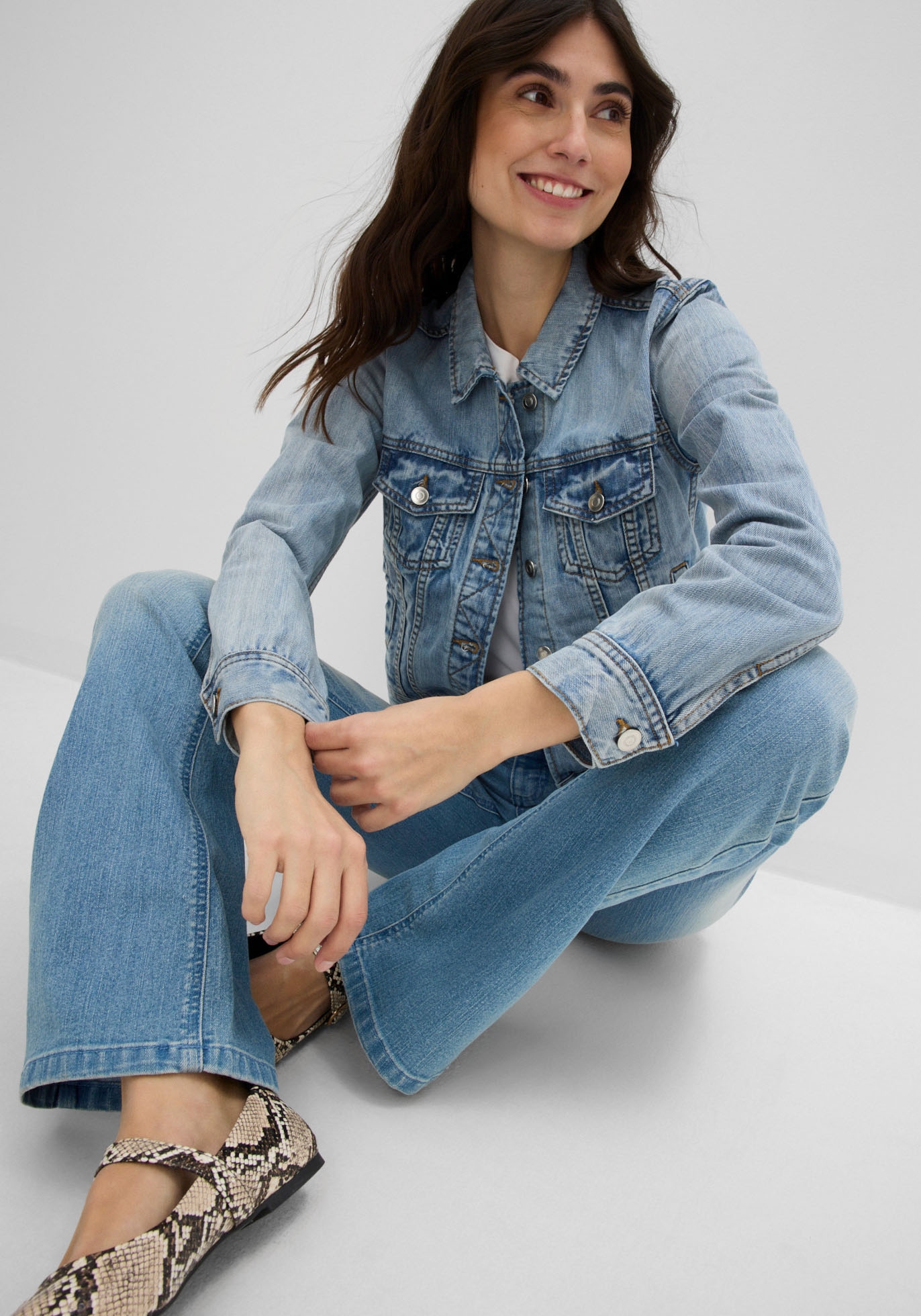 bonprix Jeansjacke casual Stil, aus Baumwoll-Denim, schmale Passform, coole Waschung