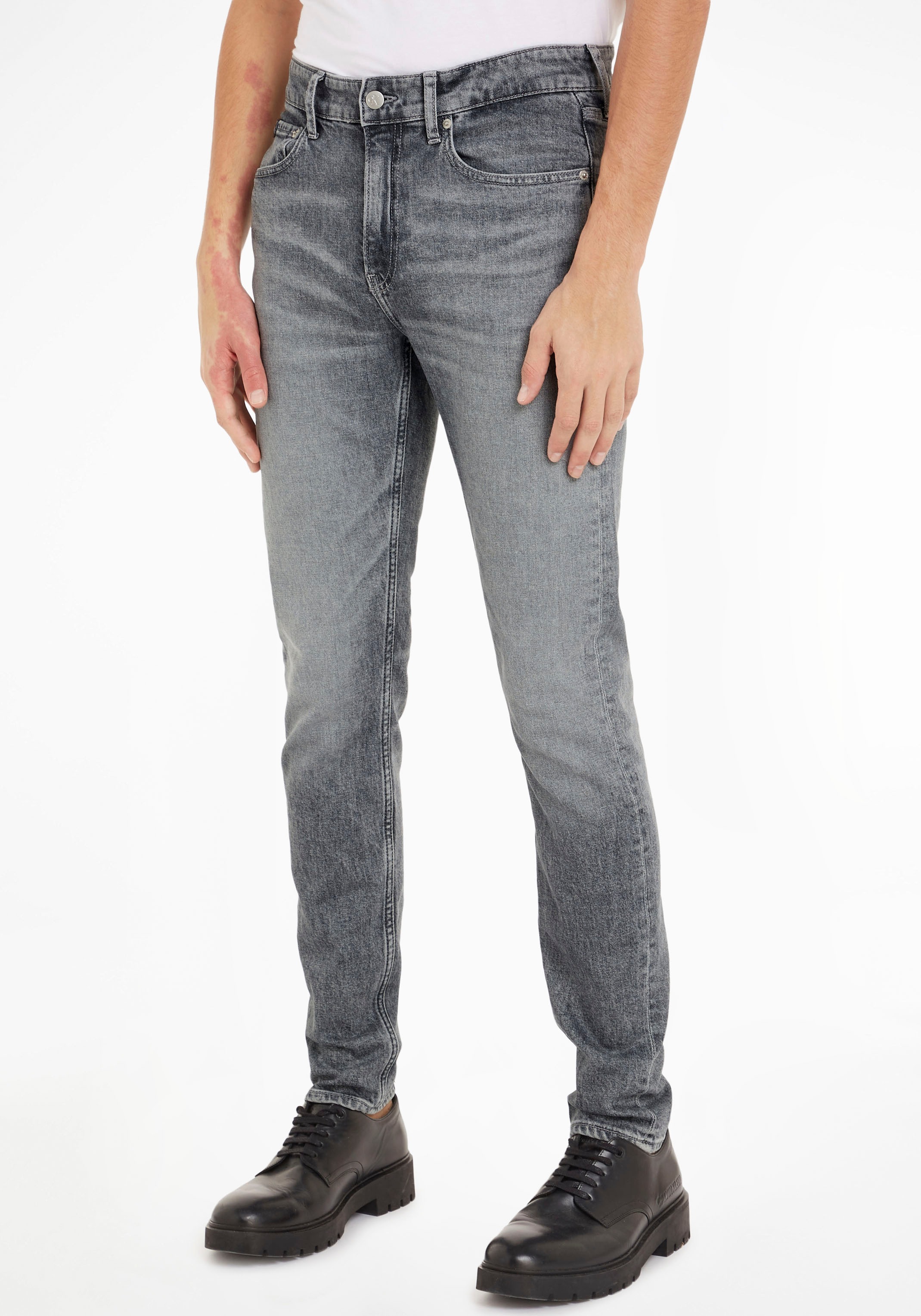 Calvin Klein Jeans Tapered-fit-Jeans »SLIM TAPER«, mit Leder-Badge bei ♕