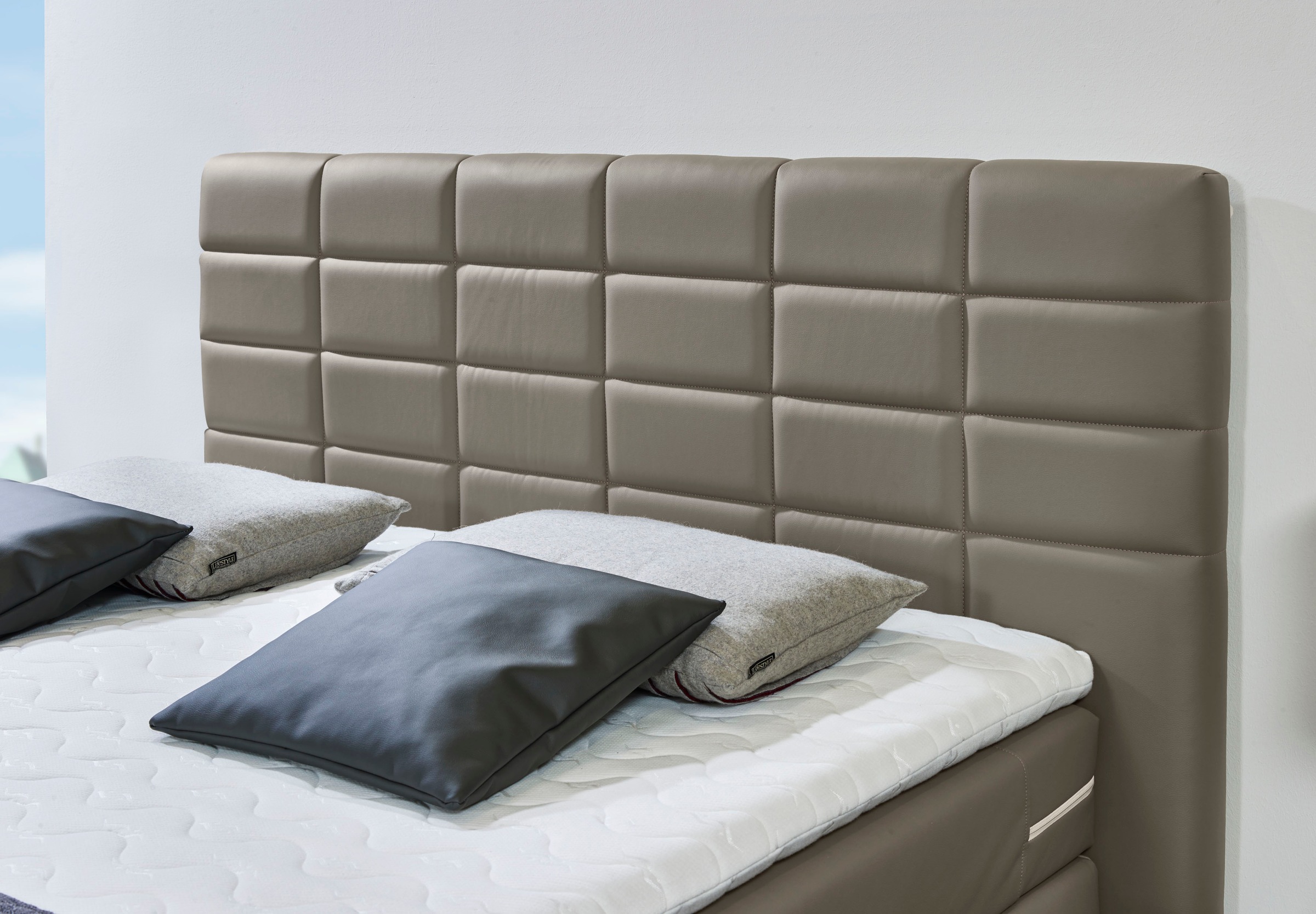 INOSIGN Boxspringbett »Lethbridge«, inkl. Bettkasten und Topper, zwei Matratzenarten in H2