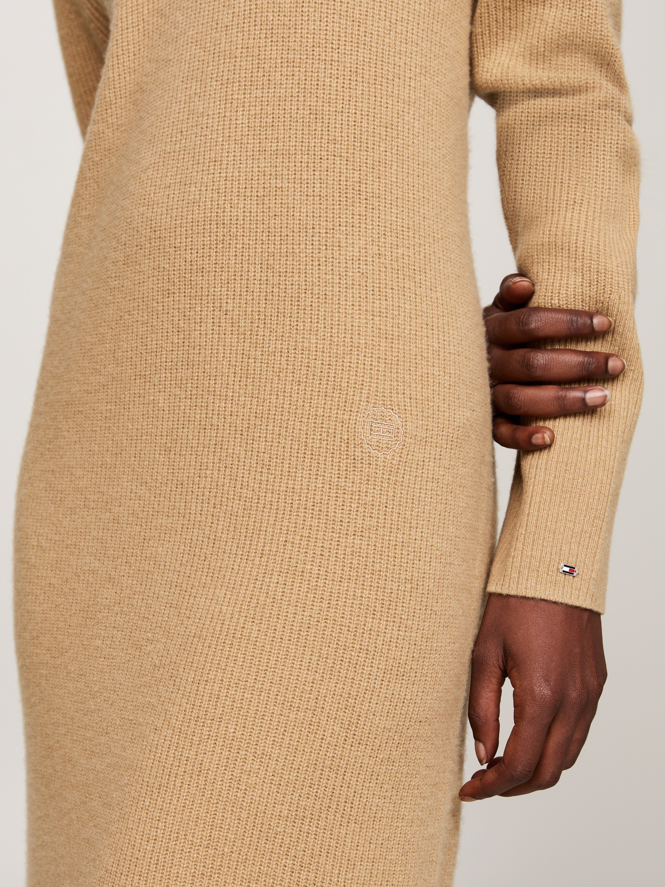 Tommy Hilfiger Strickkleid »WOOL CASH ROLL-NK LONG DRESS«, mit Logostickerei, in Rippoptik