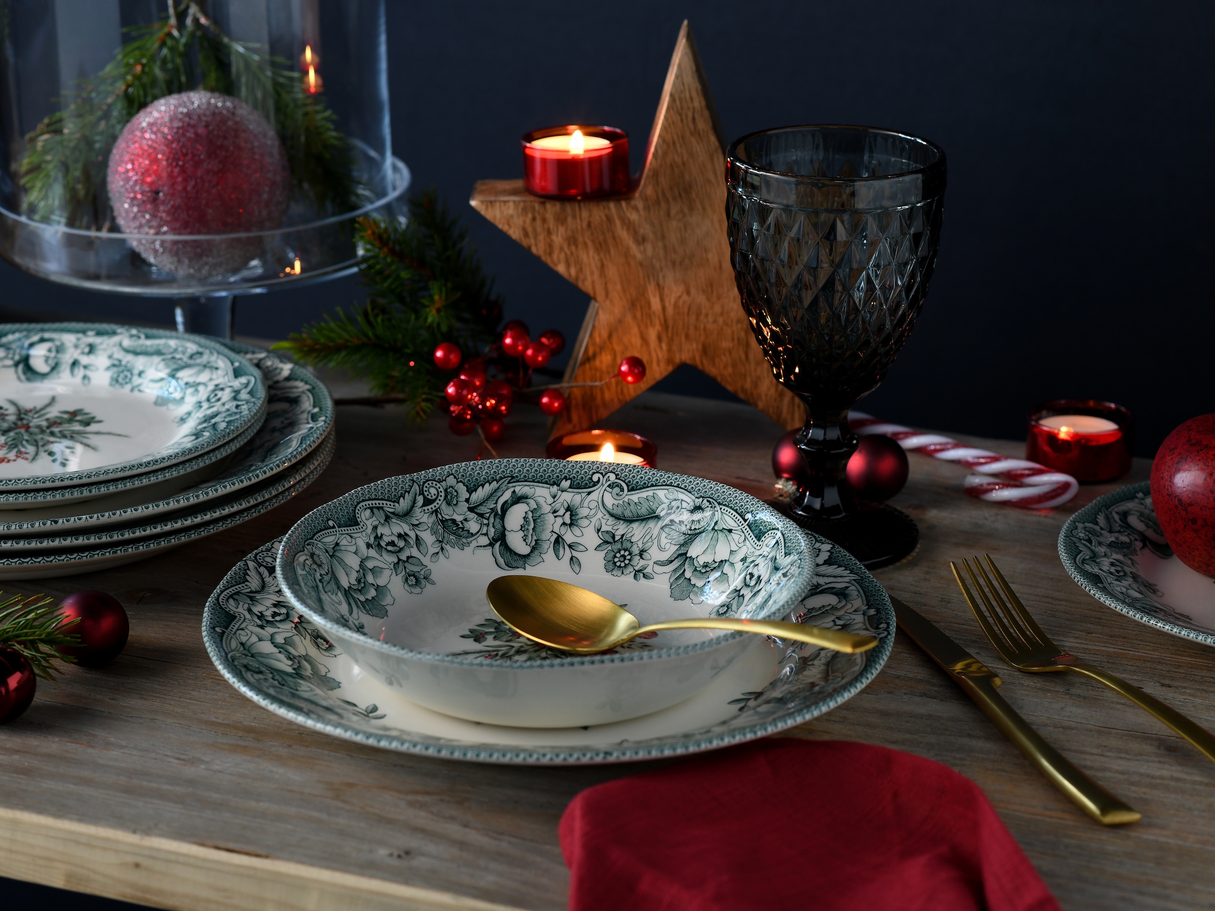 CreaTable Teller-Set »Weihnachten Grün, Tellerset 12-tlg« Weihnachtsdekorationen als Zentralmotiv