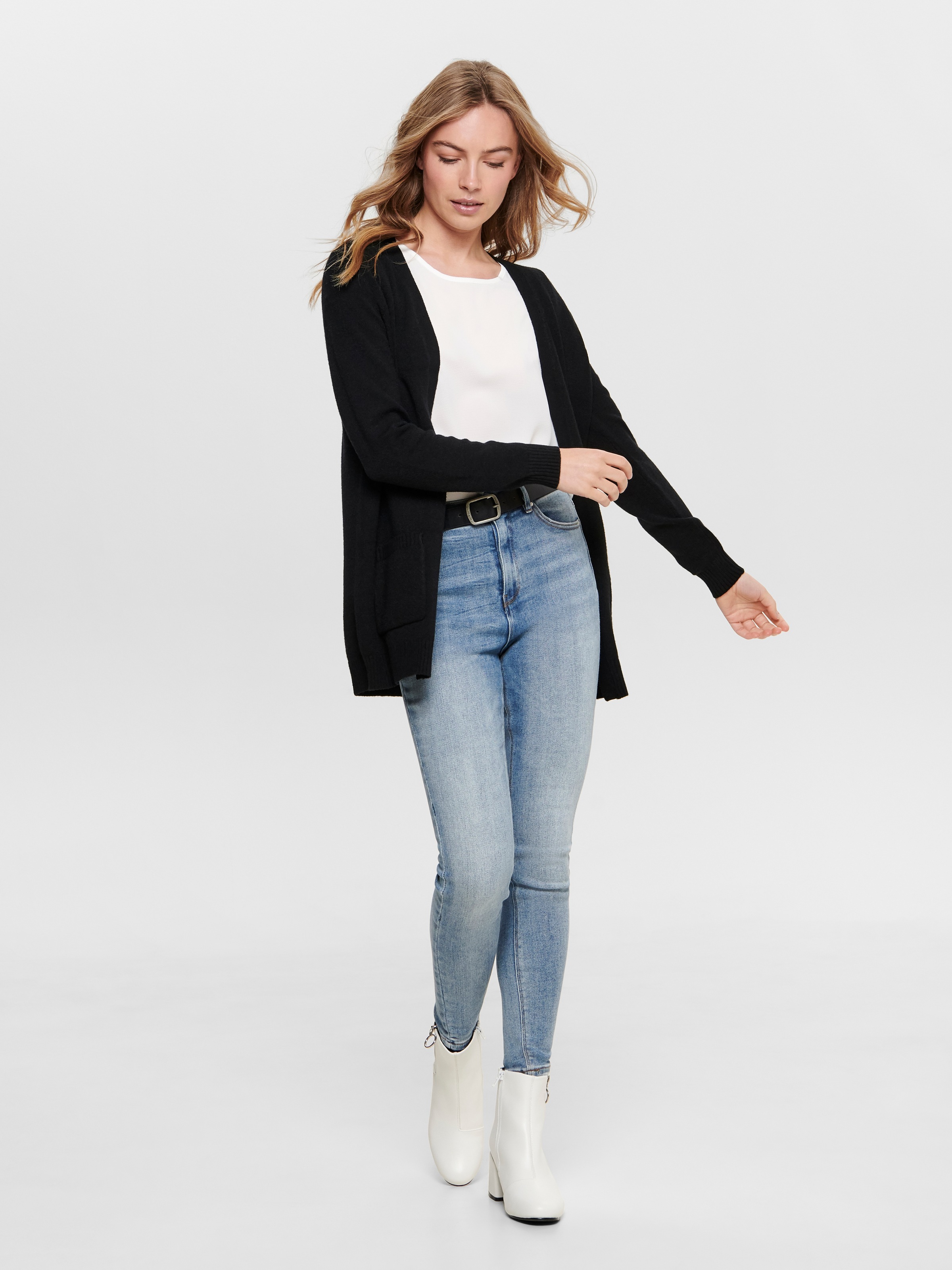 ONLY Strickjacke »ONLLESLY – Cardigan mit Taschen und figurumspielender Form«, figurumspielend, casual, Feinstrick, Viskosemischung, V-Ausschnitt
