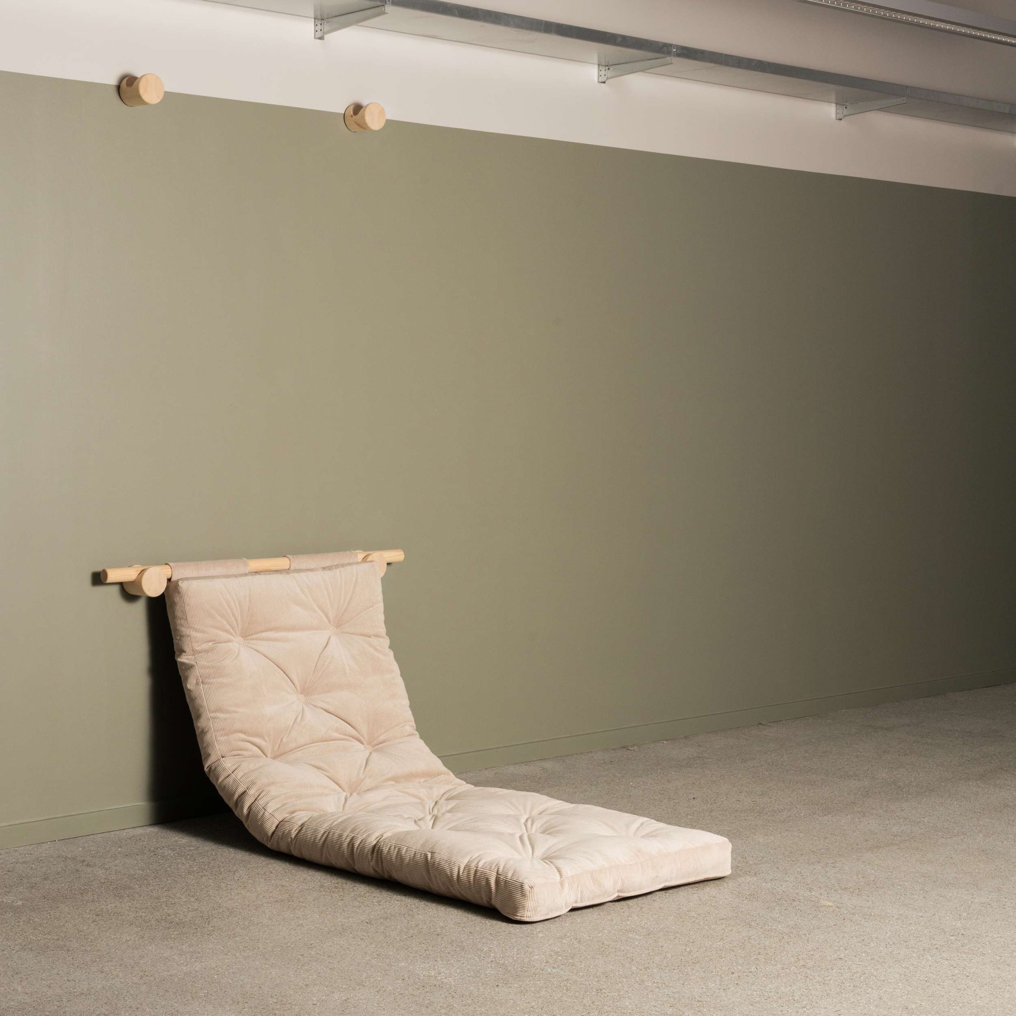 Karup Design Schlafsofa "Hooked Sofa Bed / Sleeper Chair – Sitz- oder Schlafplatz, platzsparend" Futonmatratze, wandmontiert, Halterung aus FSC-Massivholz