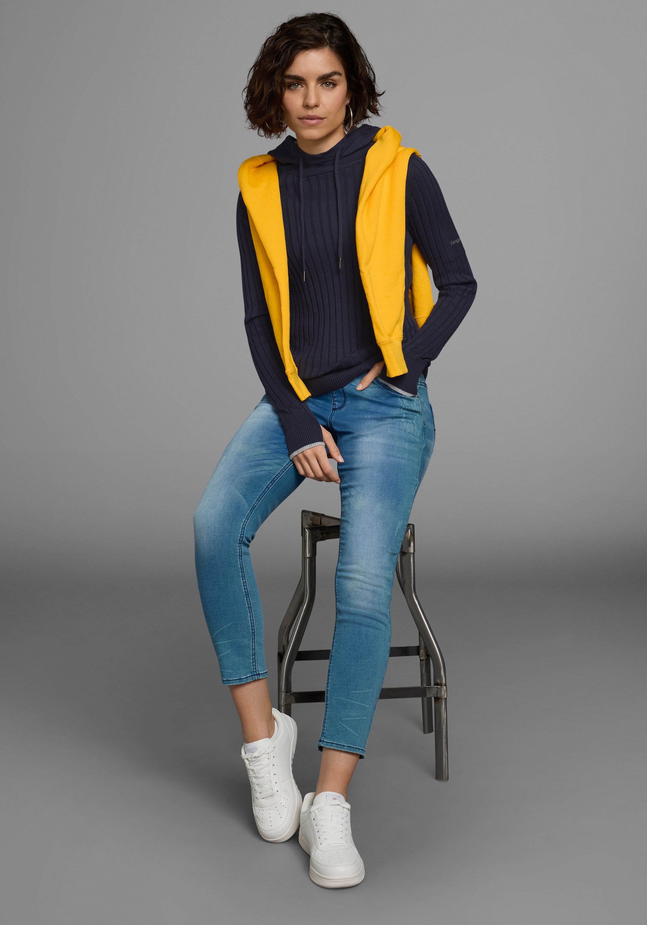 KangaROOS Strickpullover, mit kontrastfarbener Kapuzeninnenseite und Logodruck auf dem Arm