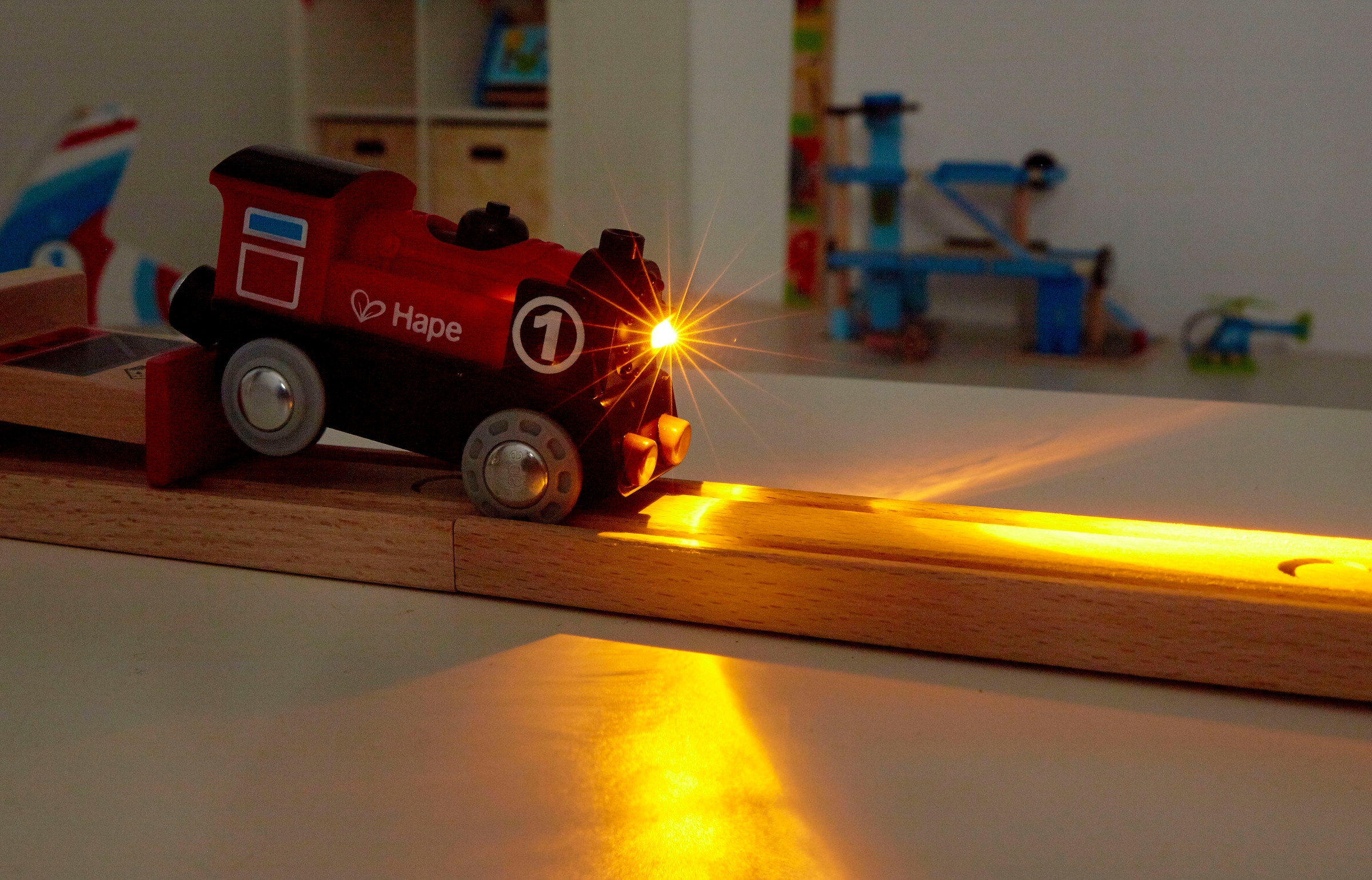 Hape Spielzeugeisenbahn-Lokomotive »Batteriebetriebene Lokomotive Nr. 1« mit Licht- und Soundeffekt