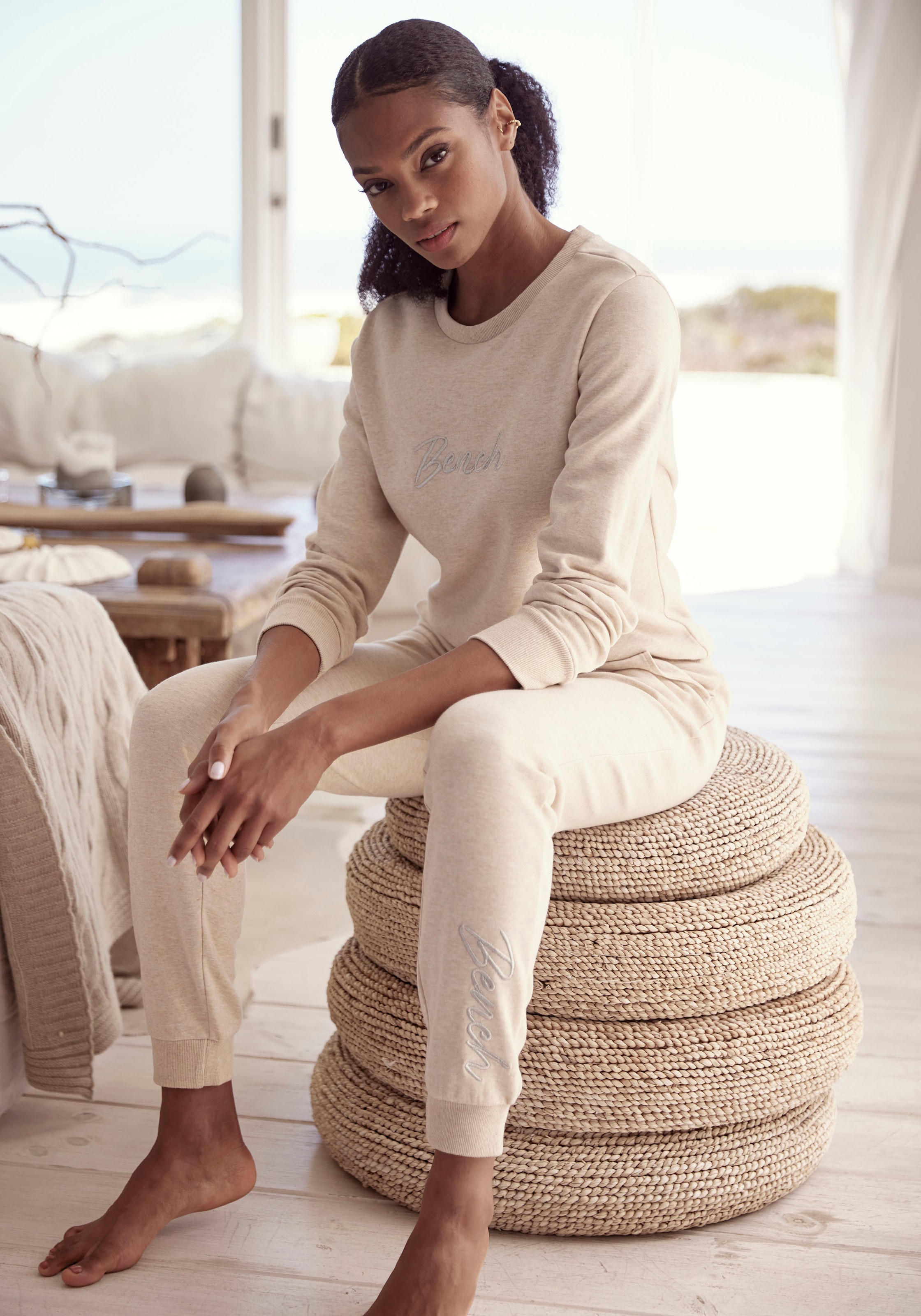 Bench. Loungewear Sweatshirt, mit glänzender Logostickerei, Loungewear