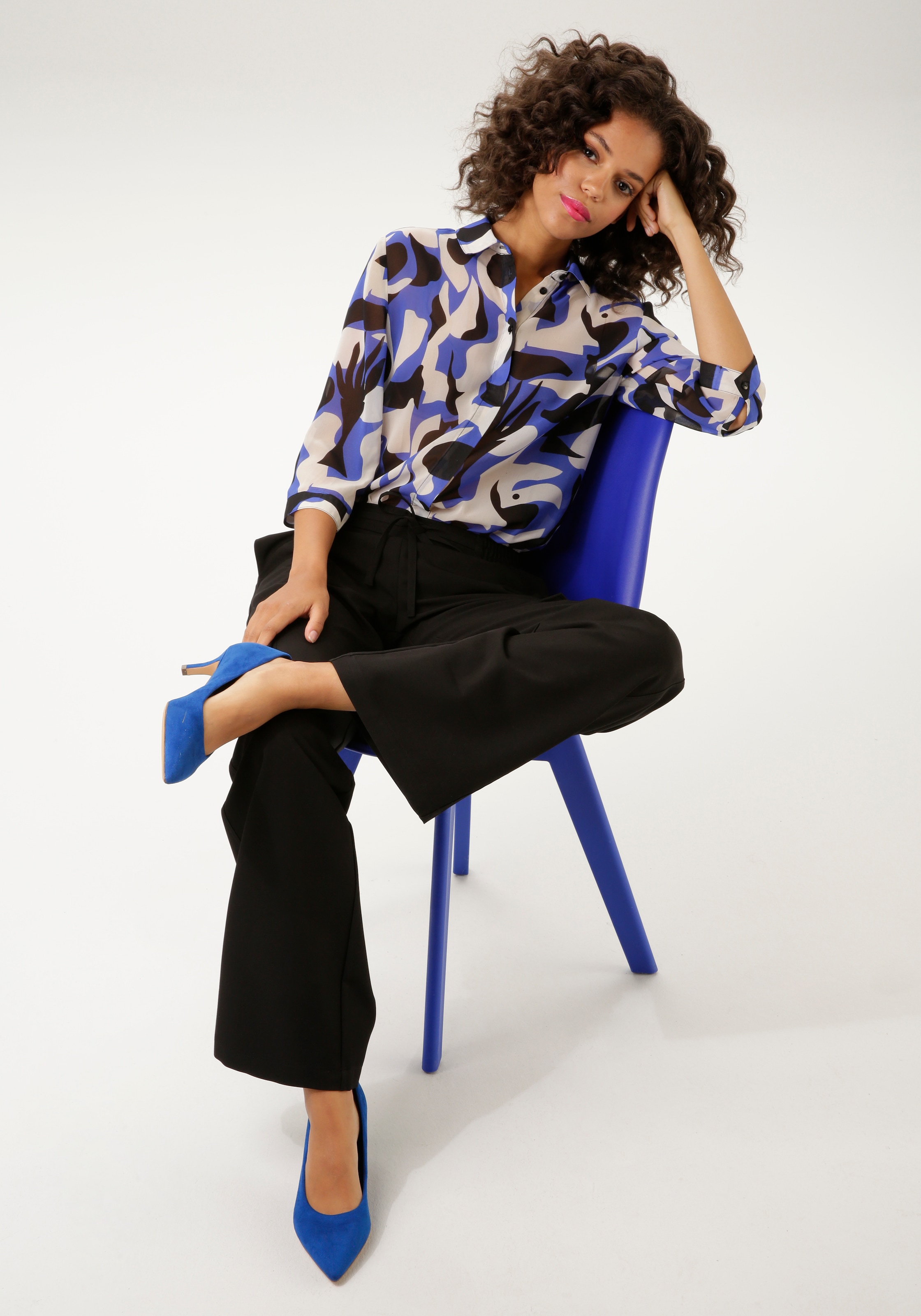Aniston CASUAL Hemdbluse, mit ausdrucksstarkem, graphischem Druck