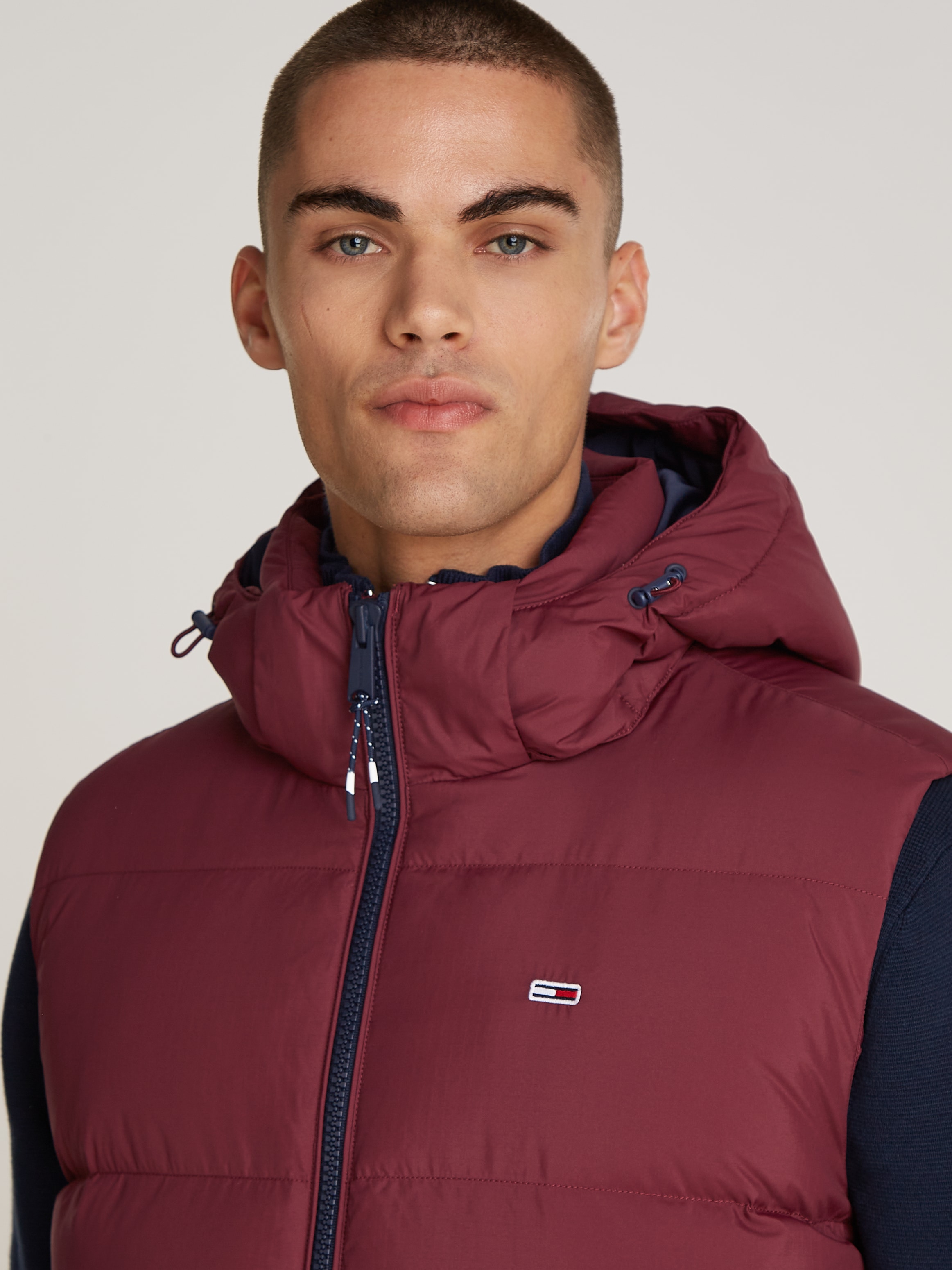 Tommy Jeans Steppweste »TJM ESSENTIAL DOWN VEST EXT«, abnehmbare Kapuze mit Kordelzug