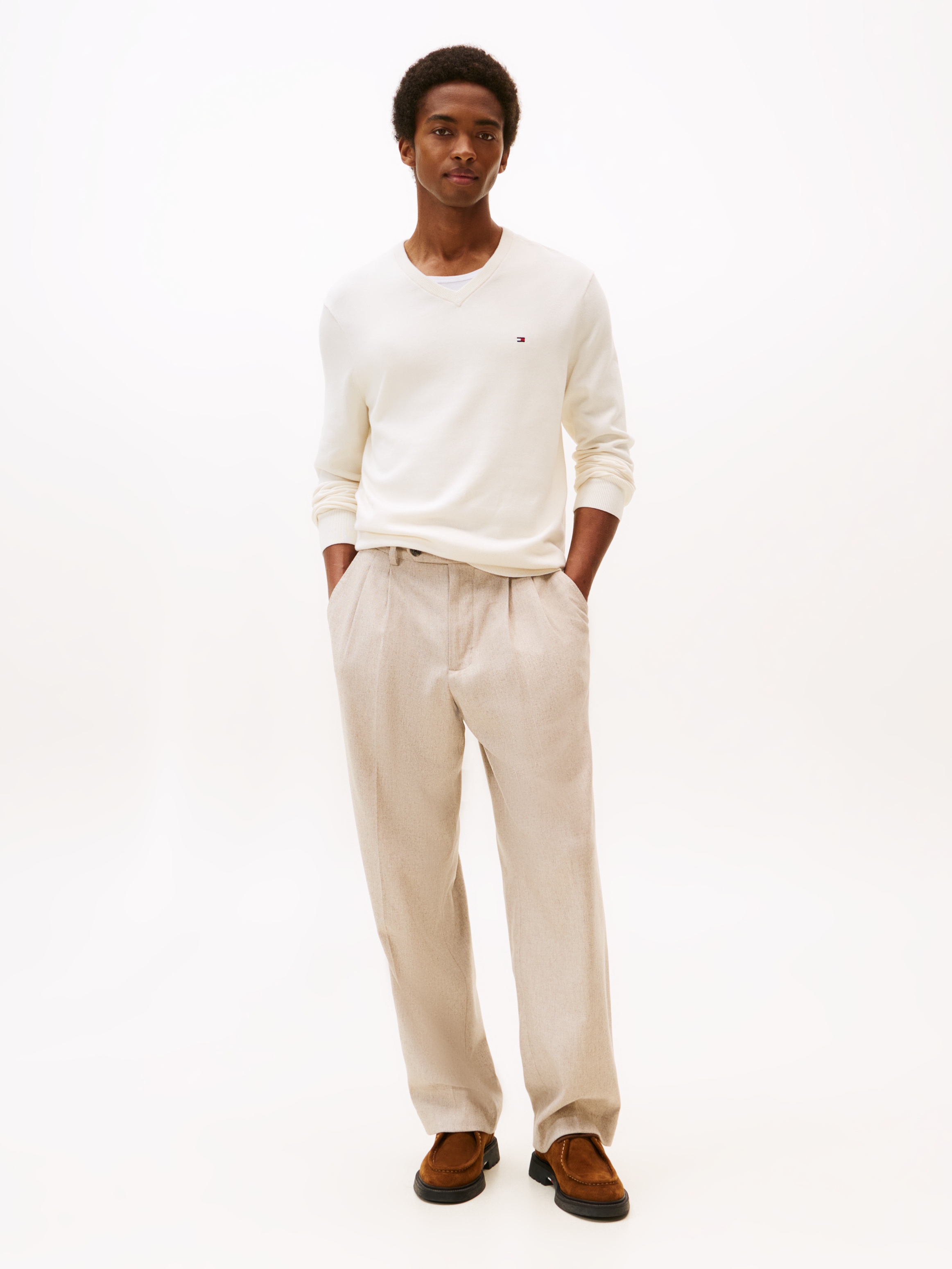 Tommy Hilfiger Strickpullover »ESSENTIAL COTTON V NECK mit V-Ausschnitt und Stickerei« unifarben, casual, regular fit, Baumwolle, V-Ausschnitt