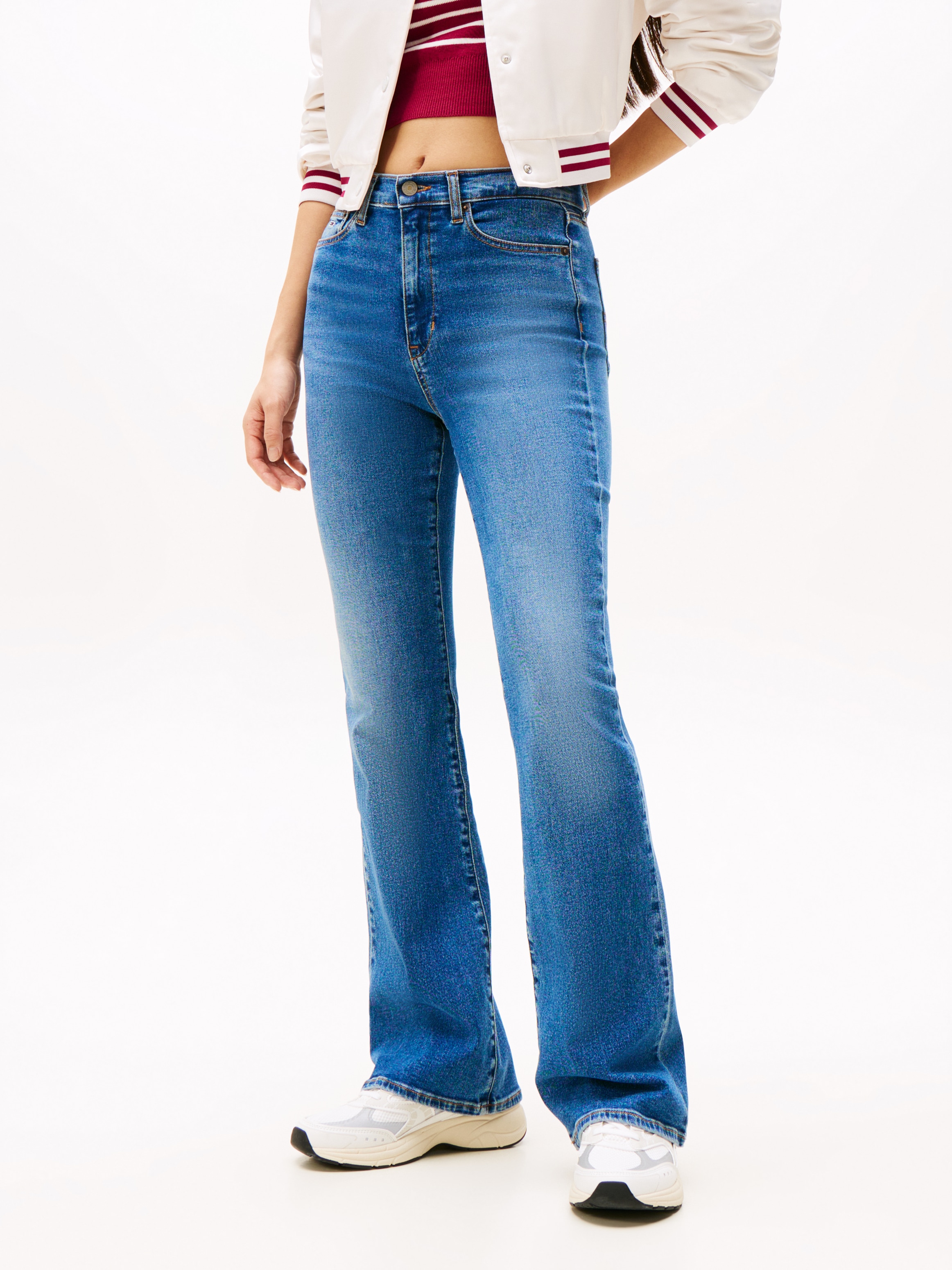 Tommy Jeans Bootcut-Jeans »SYLVIA HGH FLR«, Weite Beinform und Logo Stickerei auf der Gesäßtasche