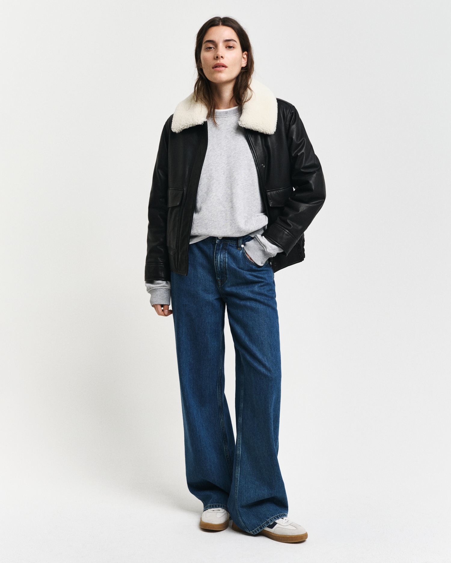 Gant Sweatshirt »SHIELD C-NECK SWEAT«, Grafische GANT-Stickerei auf der Brust