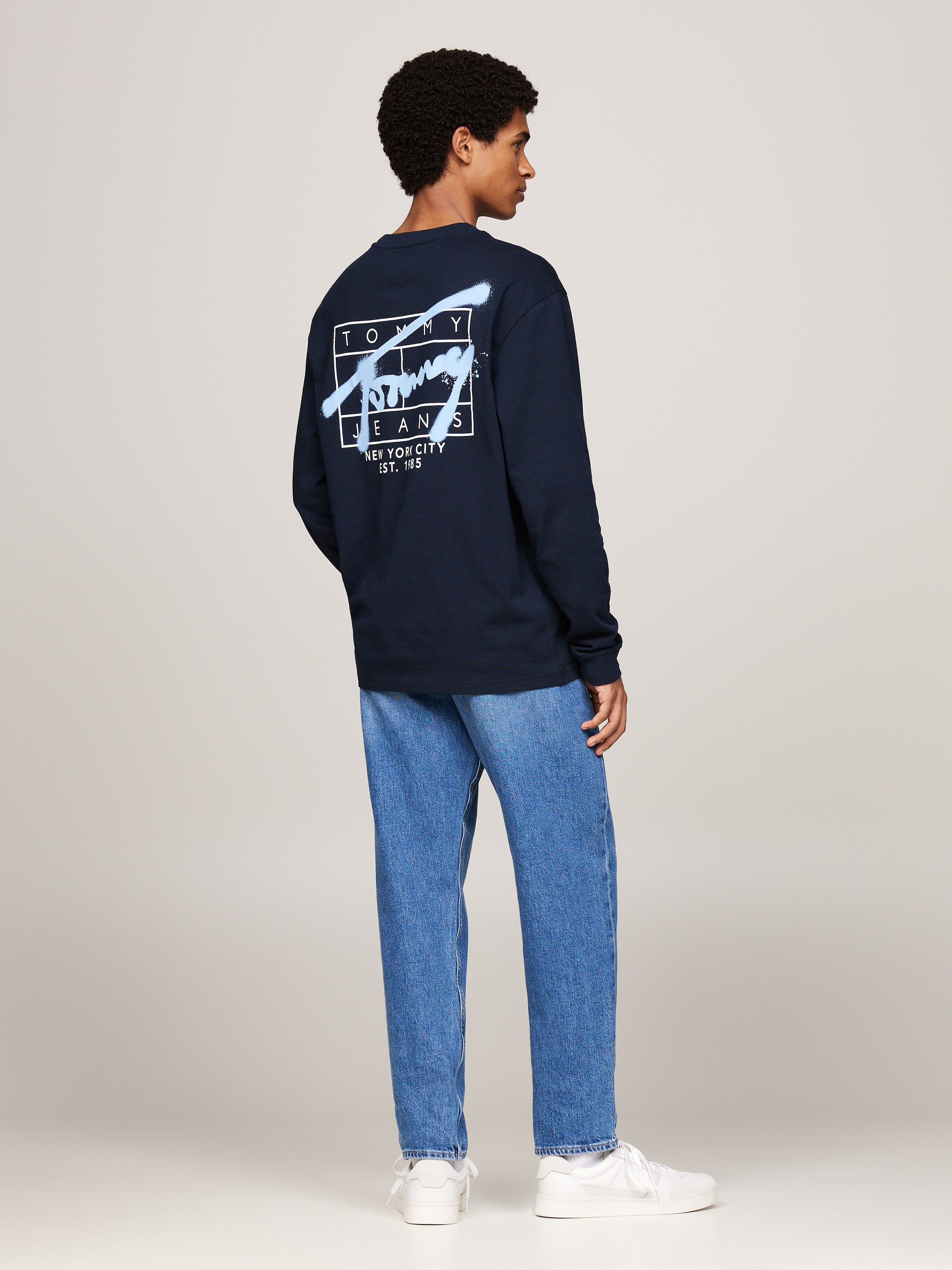 Tommy Jeans Plus Longsleeve »TJM REG SPRAY TEE LS EXT«, Große Größen, mit großem Print auf dem Rücken