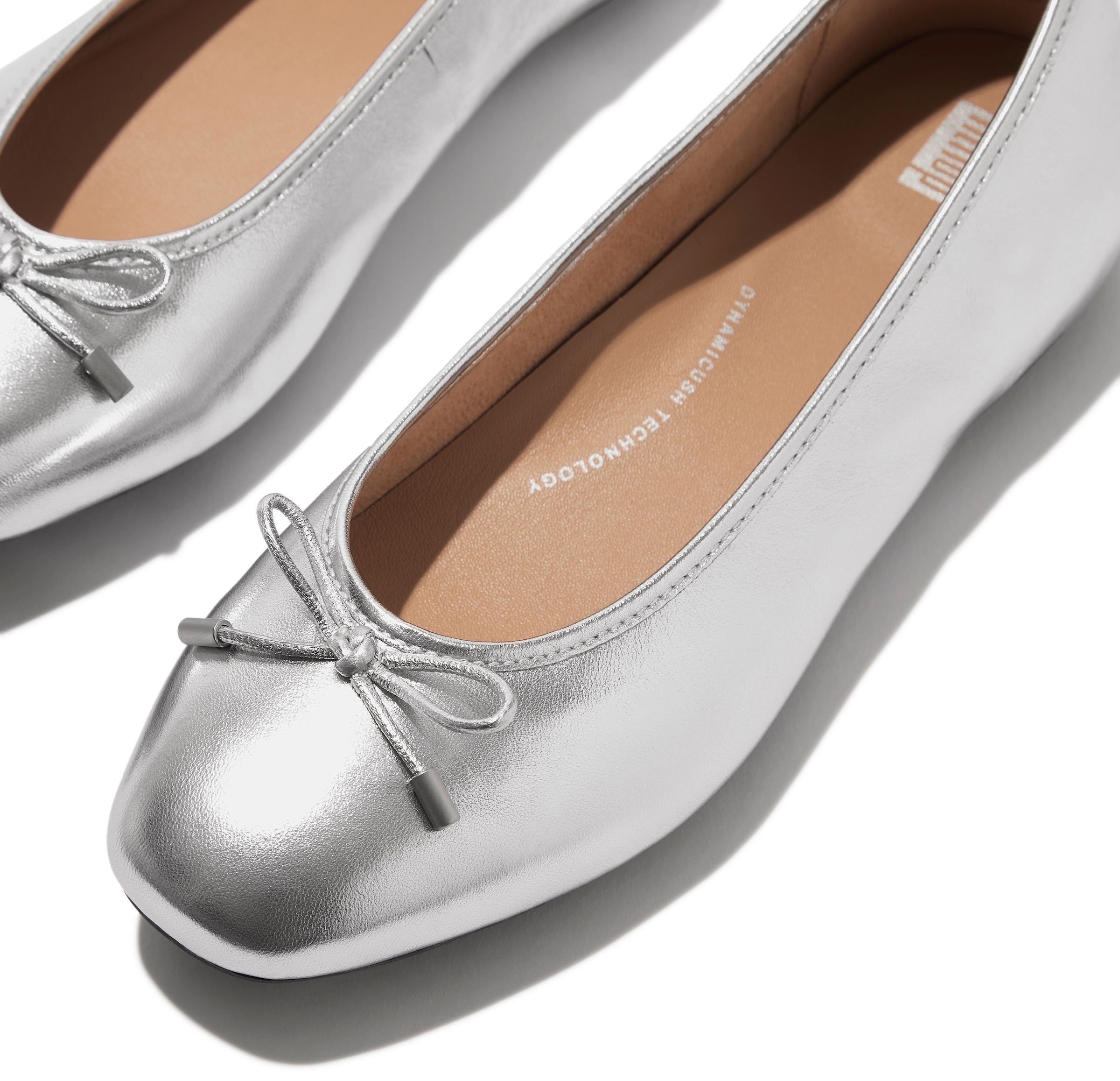Fitflop Ballerina »Delicato Bow«, Loafer, Halbschuh, Slipper im Metallic Look, schmale Form
