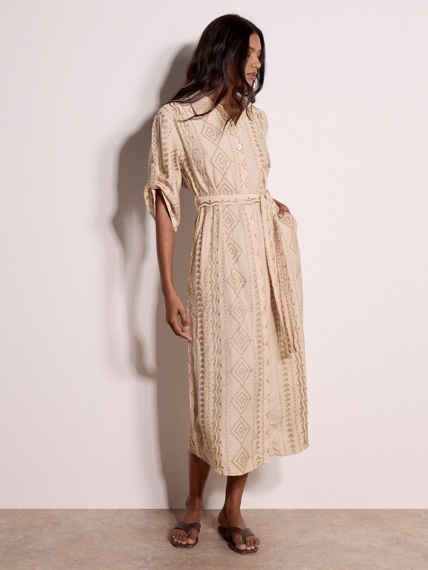 Apricot Hemdblusenkleid »Geometrisches, schimmerndes, besticktes Midikleid« Stoffgürtel,  Gürtel im Lieferumfang enthalten