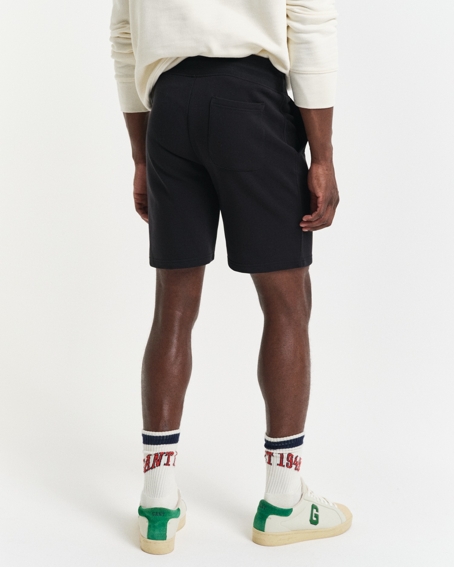 Gant Sweatshorts »REG SHIELD SWEAT SHORTS«, mit einer kleinen Logostickerei unter der Eingriffstasche