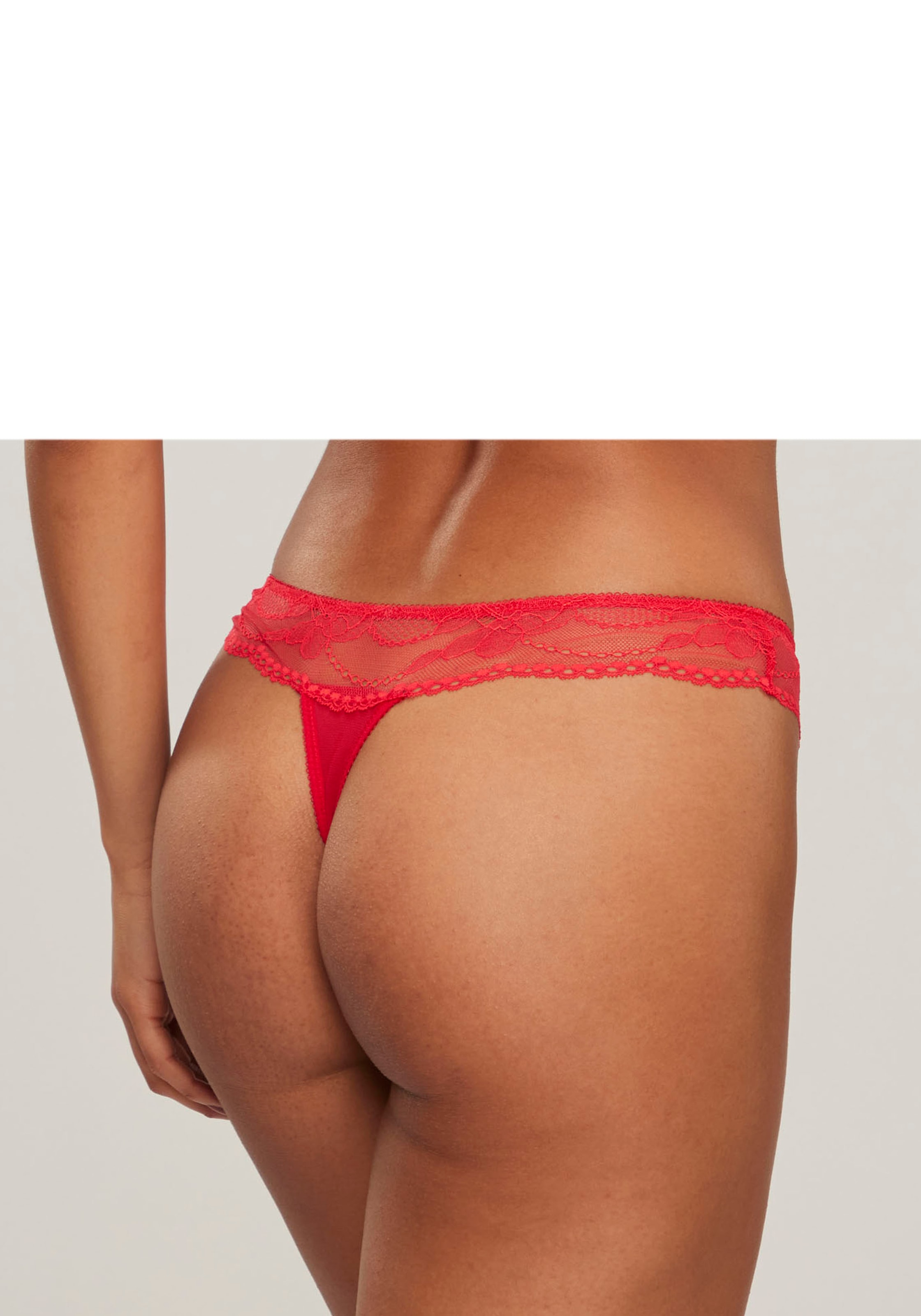 LASCANA String mit extravagantem Zierdetail aus blumiger Spitze und feinem Mesh