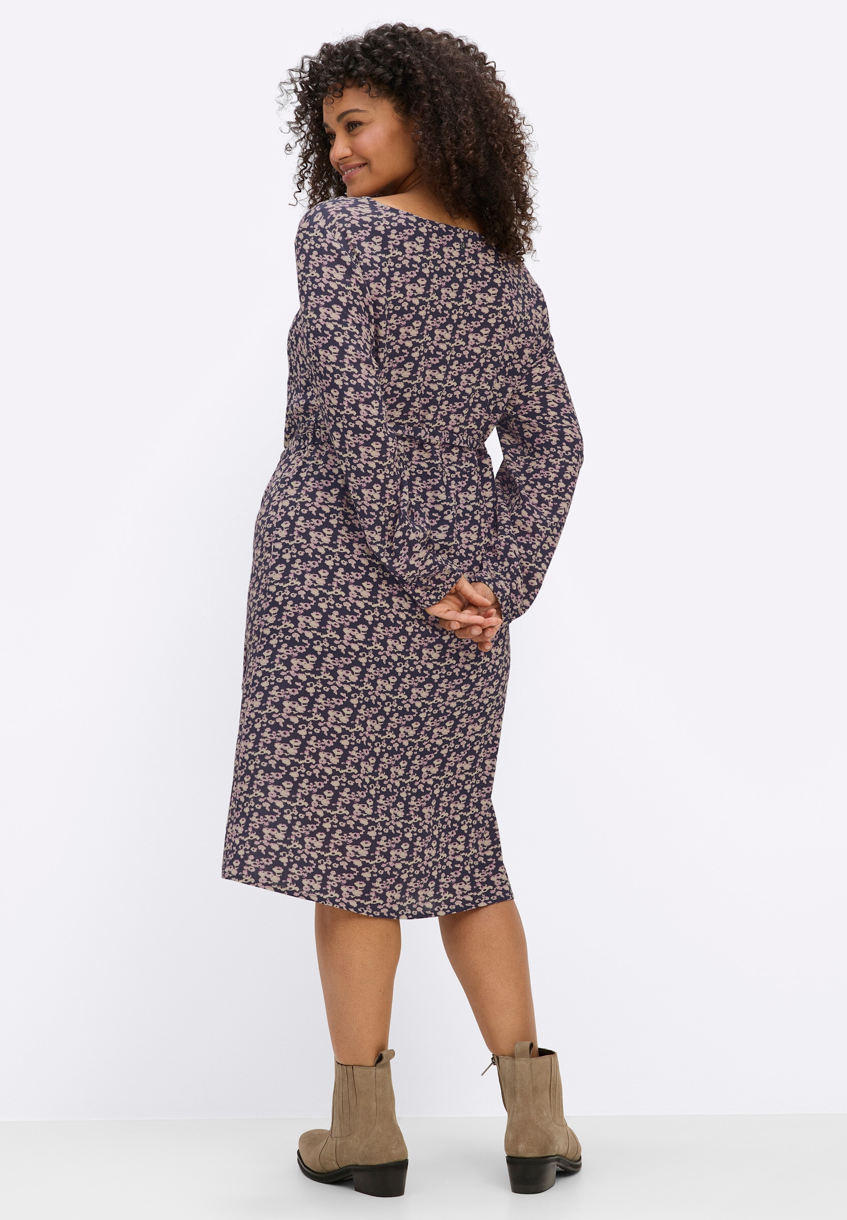 Sheego Etuikleid »Webkleid Webkleid mit Minimalprint und Bindegürtel« Ohne Tasche