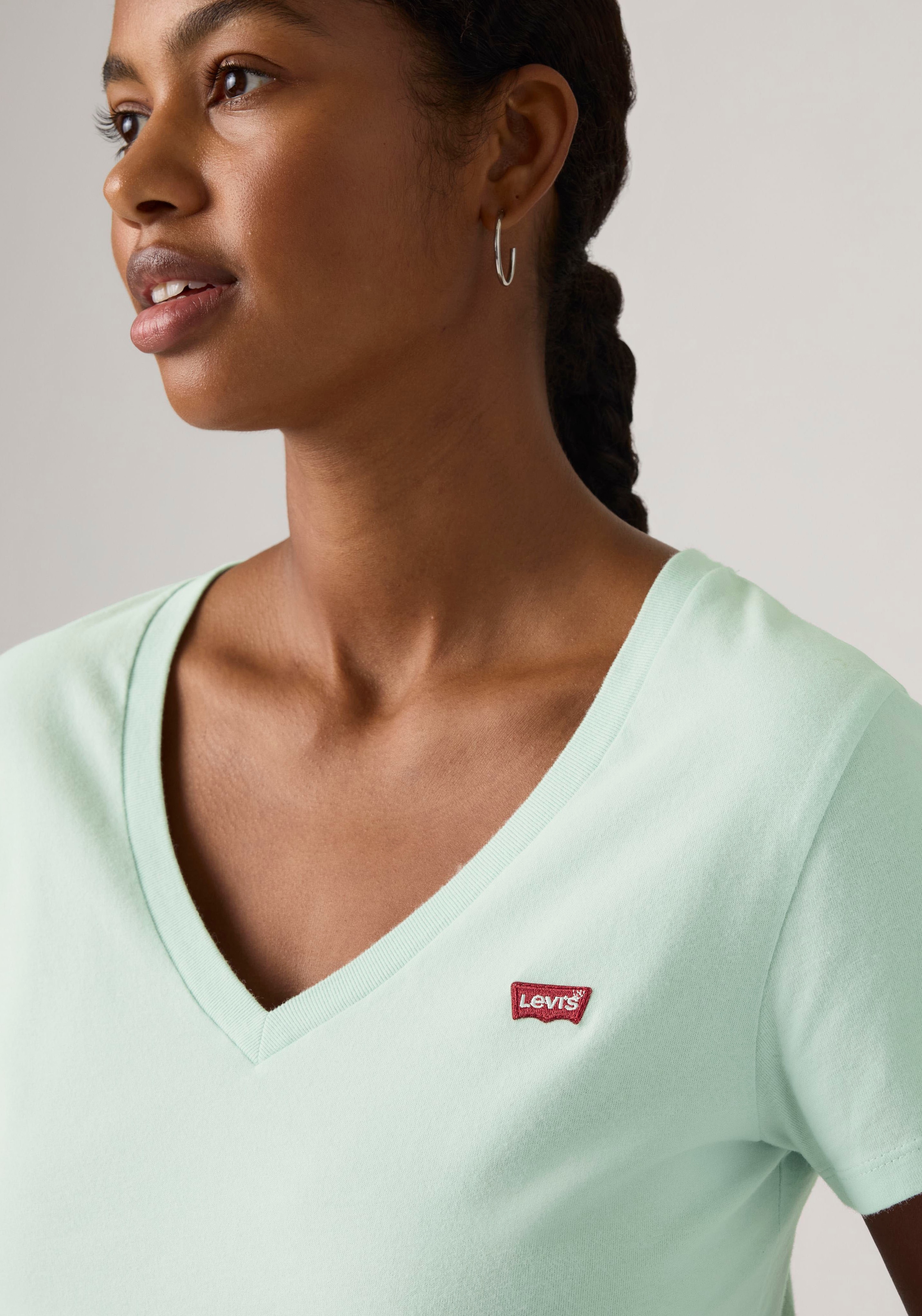 Levi's® V-Shirt »Perfect Tee« mit kleinem Batwing- Logo