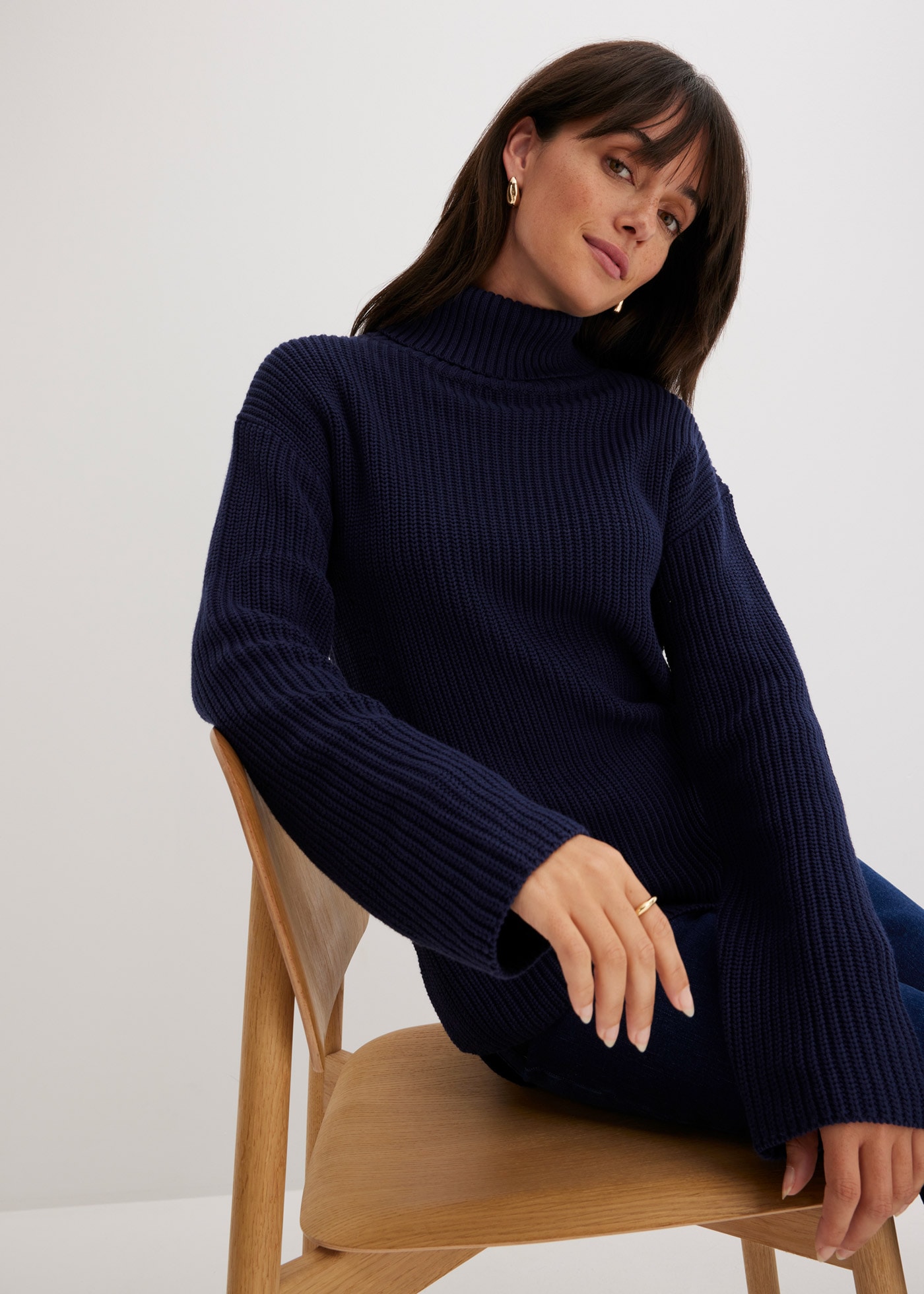 bonprix Rollkragenpullover »Rollkragenpullover aus reiner Baumwolle« im Grobstrick aus Baumwolle, Seitenschlitze, hinten länger geschnitten