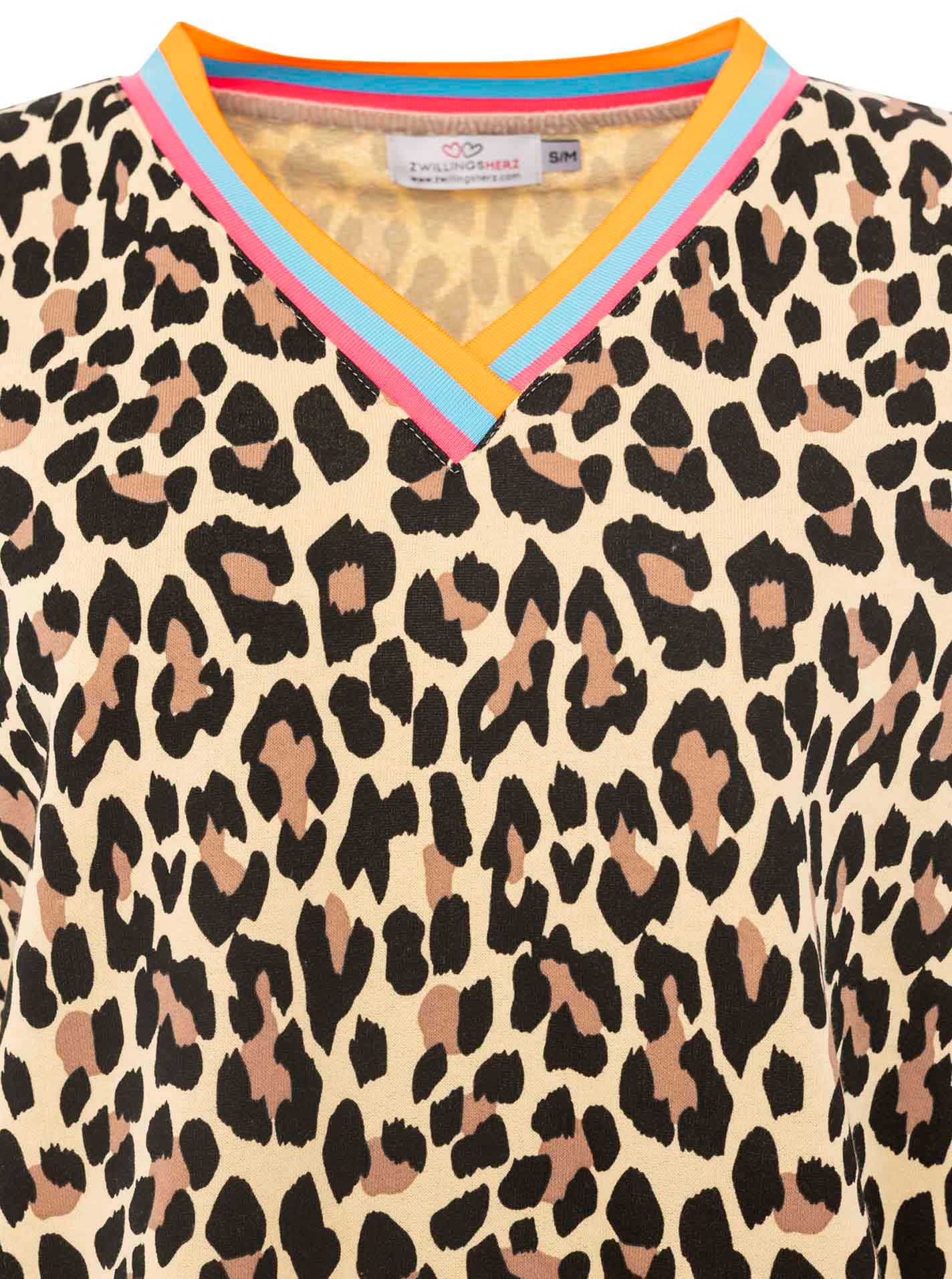 Zwillingsherz Sweatshirt »"Leo Allover Neon Kante"«, mit trendiger Leo-Optik, Vokuhila-Schnitt und neonfarbenen Details

