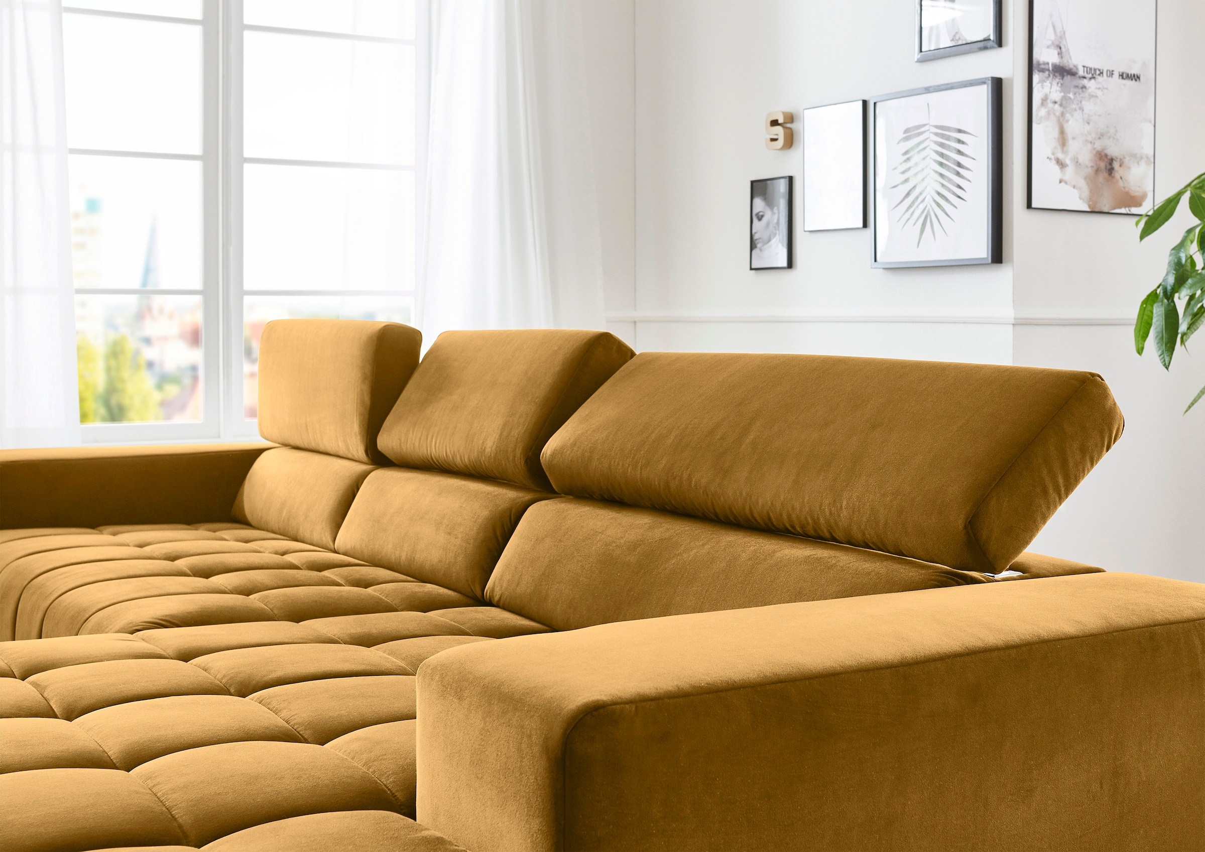 Die PlanBar Ecksofa »MP-IN15053 L-Form extra breiter Schenkel« mit Kopfteilverstellung, wahlweise mit manueller Vorziehbank