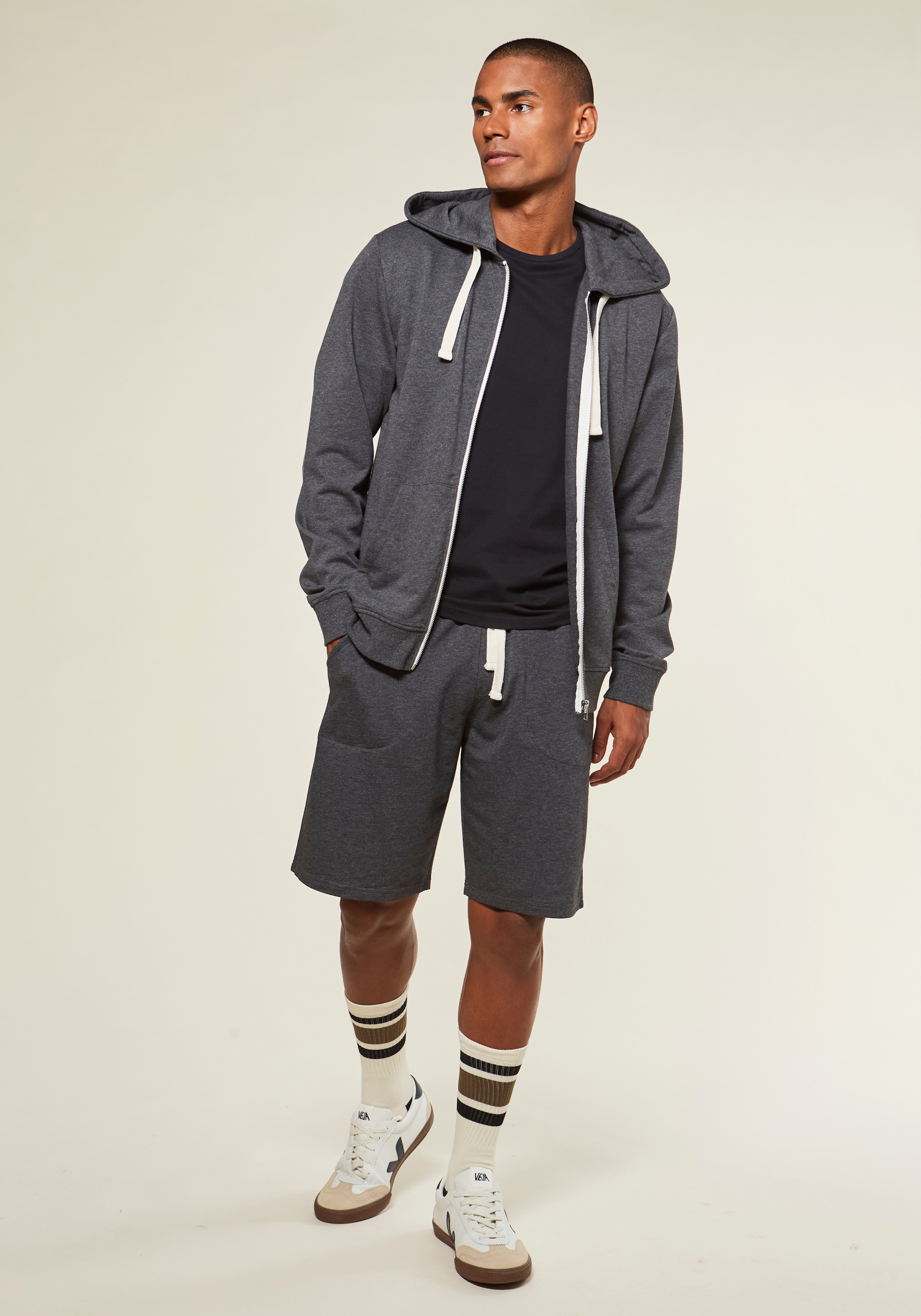 KangaROOS Sweatshorts, seitliche Taschen, kontrast Bänder