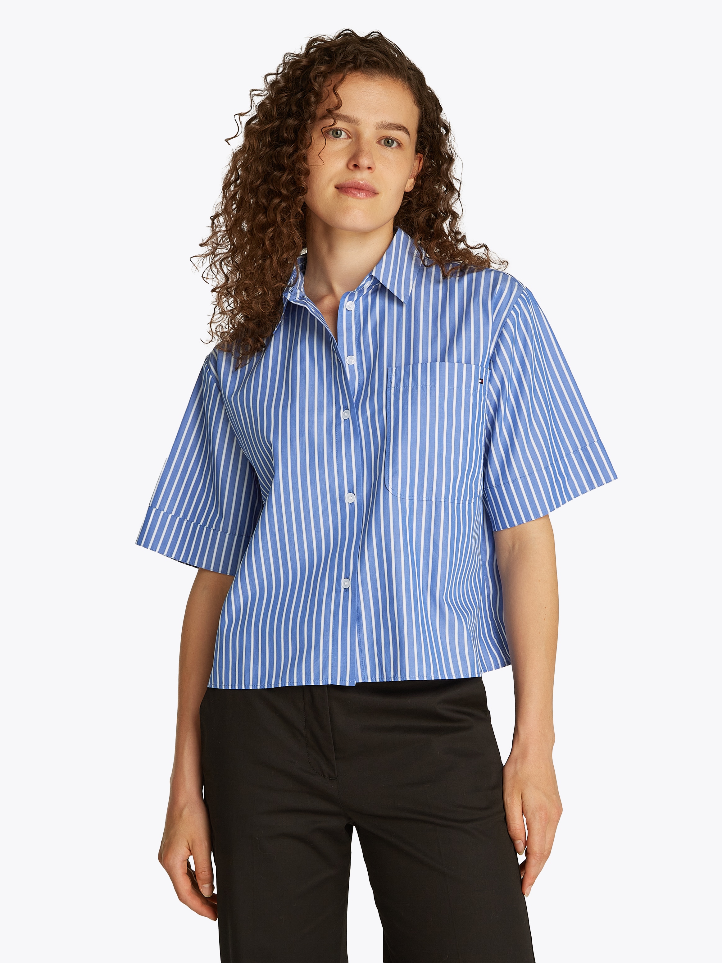 Tommy Hilfiger Kurzarmshirt »POPLIN BOXY SHORT S/S SHIRT«, mit Brusttasche, Logostickerei