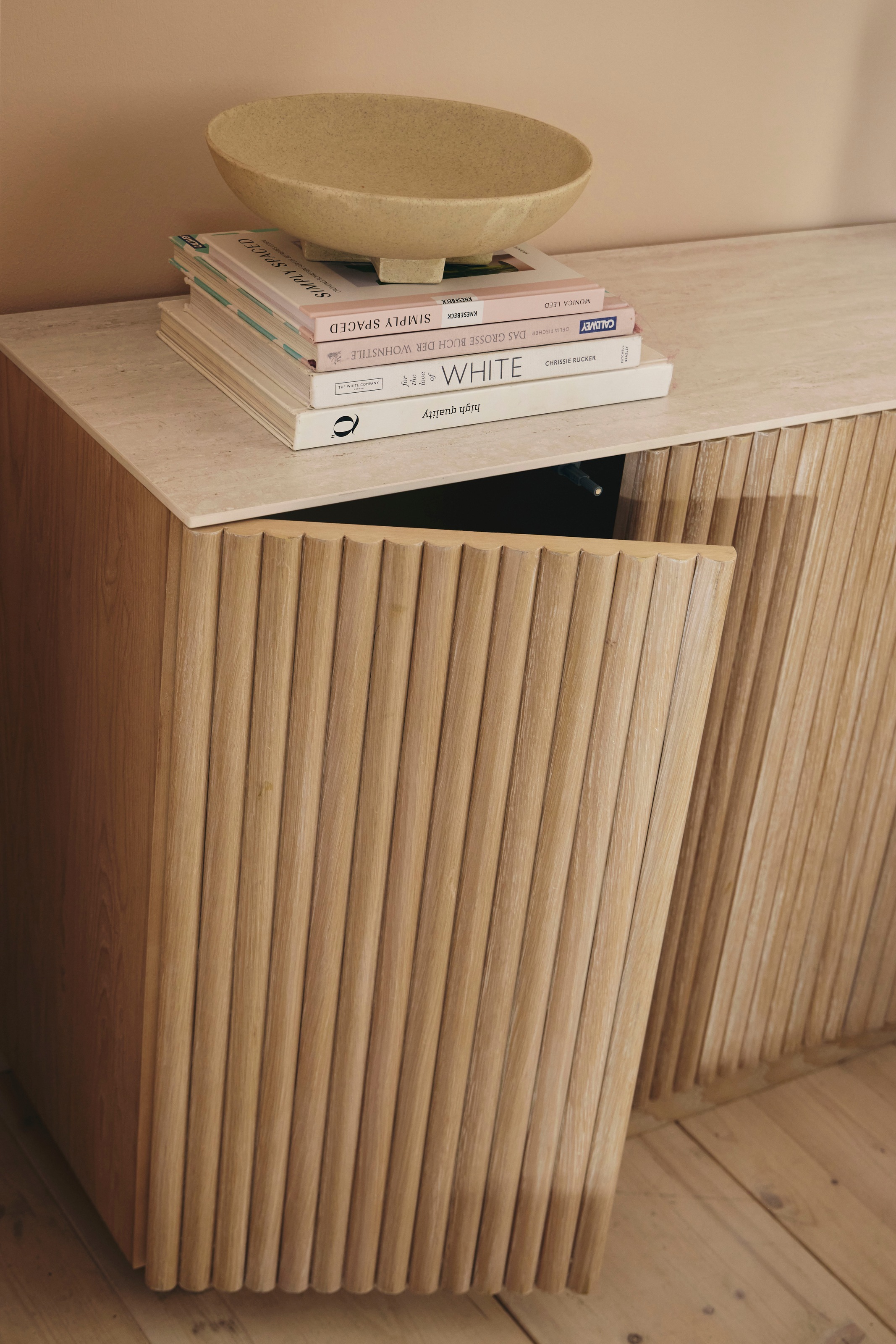 homsy by Ana Johnson TV-Schrank »Solva« Holzoptik aus Esche, geriffelte Front, Keramikplatte, Breite 138 cm