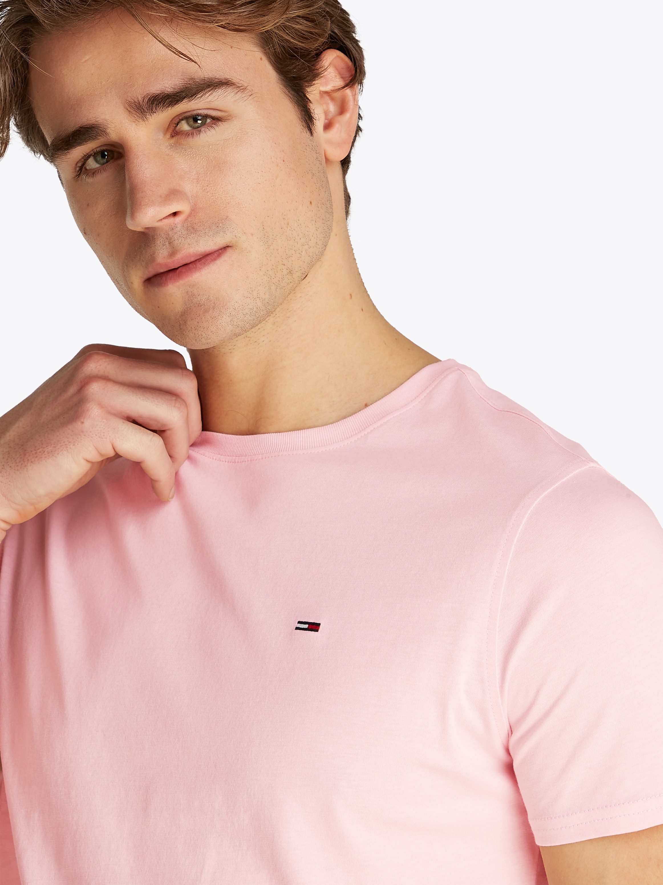 Tommy Jeans T-Shirt »TJM ESSENTIAL SOLID TEE«, mit Rundhalsausschnitt und dezenter Logo-Flag