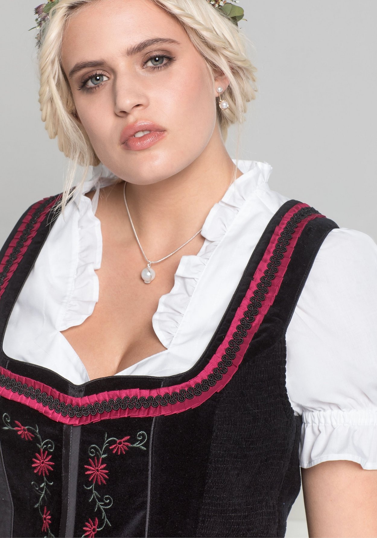 Sheego Dirndl »Dirndl mit Schürze und Bluse 3tlg.«, (mit Dirndlbluse), mit Schürze und Bluse 3tlg.