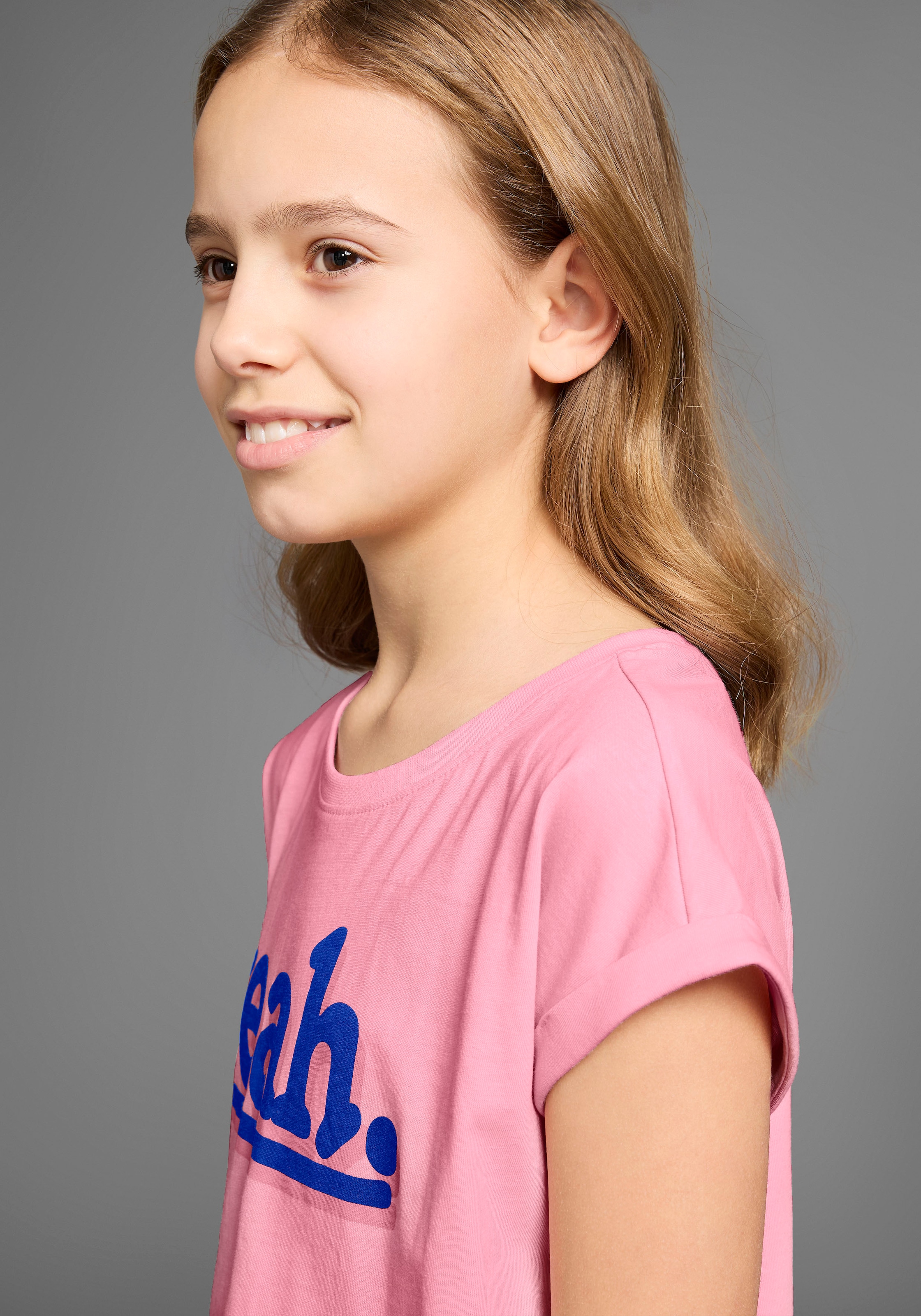 KIDSWORLD T-Shirt »Sprücheshirt mit überschnittener Schulter« T-Shirt "YEAH" print