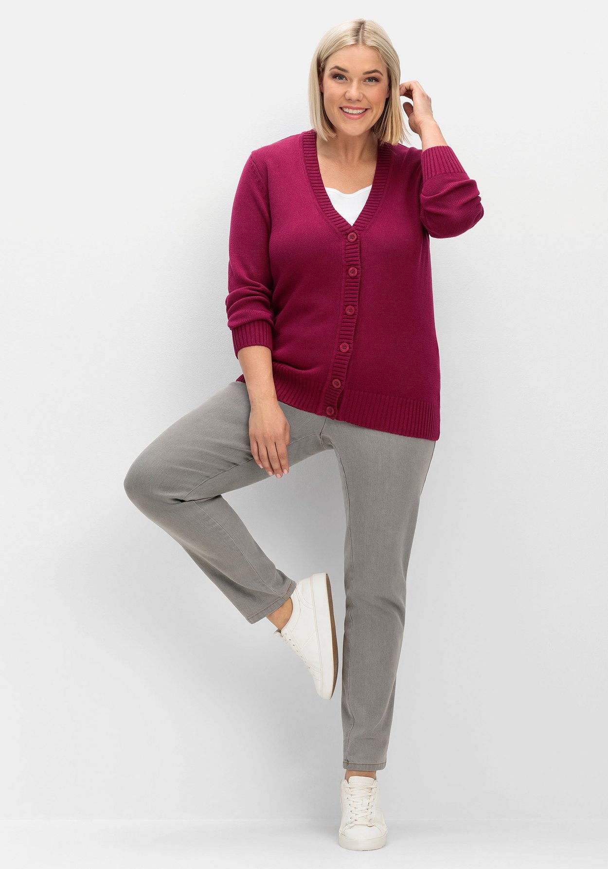 Sheego Strickjacke »Strickjacke mit V-Ausschnitt und Knöpfen, tailliert«