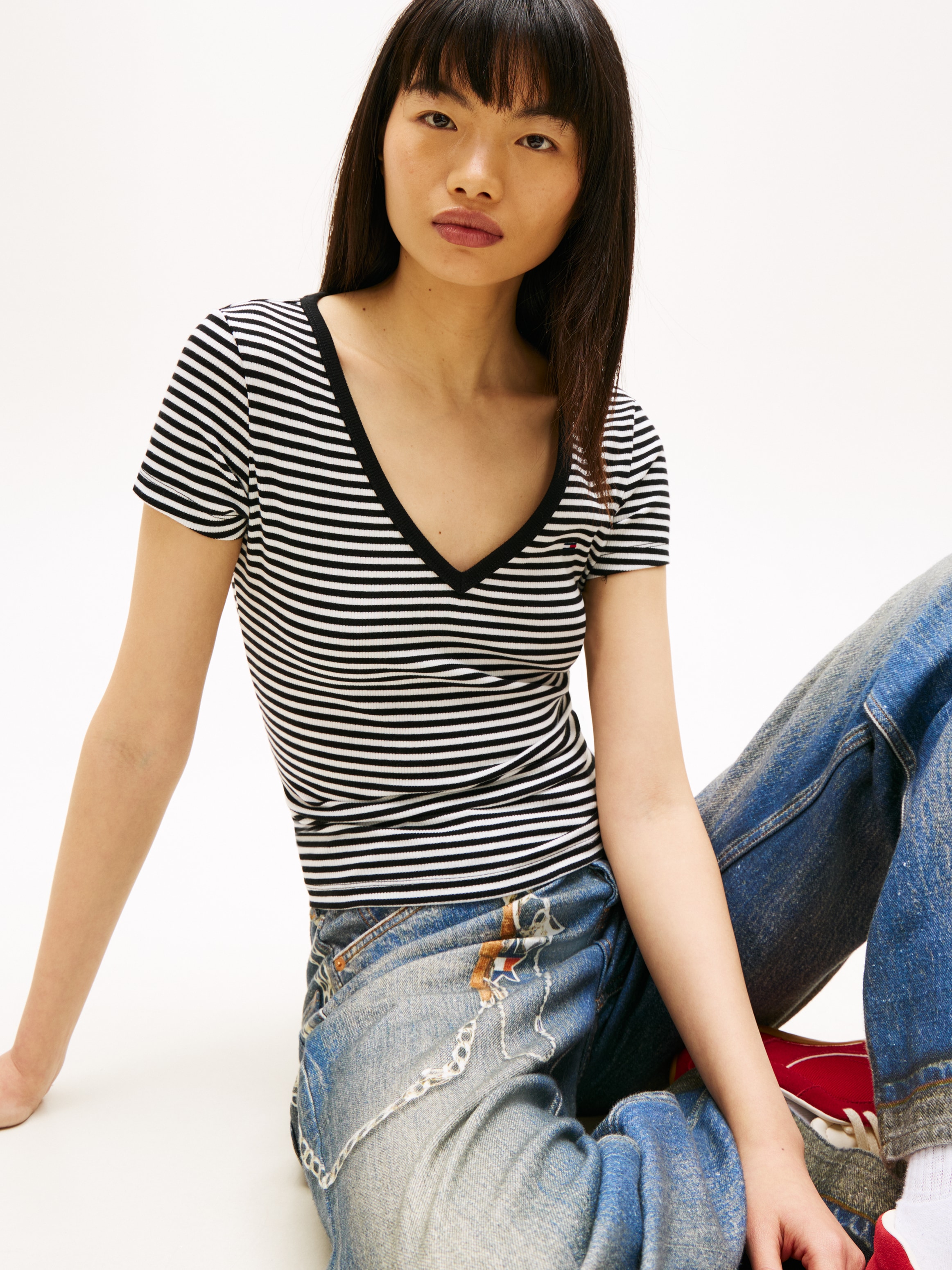 Tommy Jeans Kurzarmshirt »TJW SLIM ESSENTIAL RIB V SHORT SLEEVE« mit gerippter Struktur, V-Ausschnitt, Slim Fit