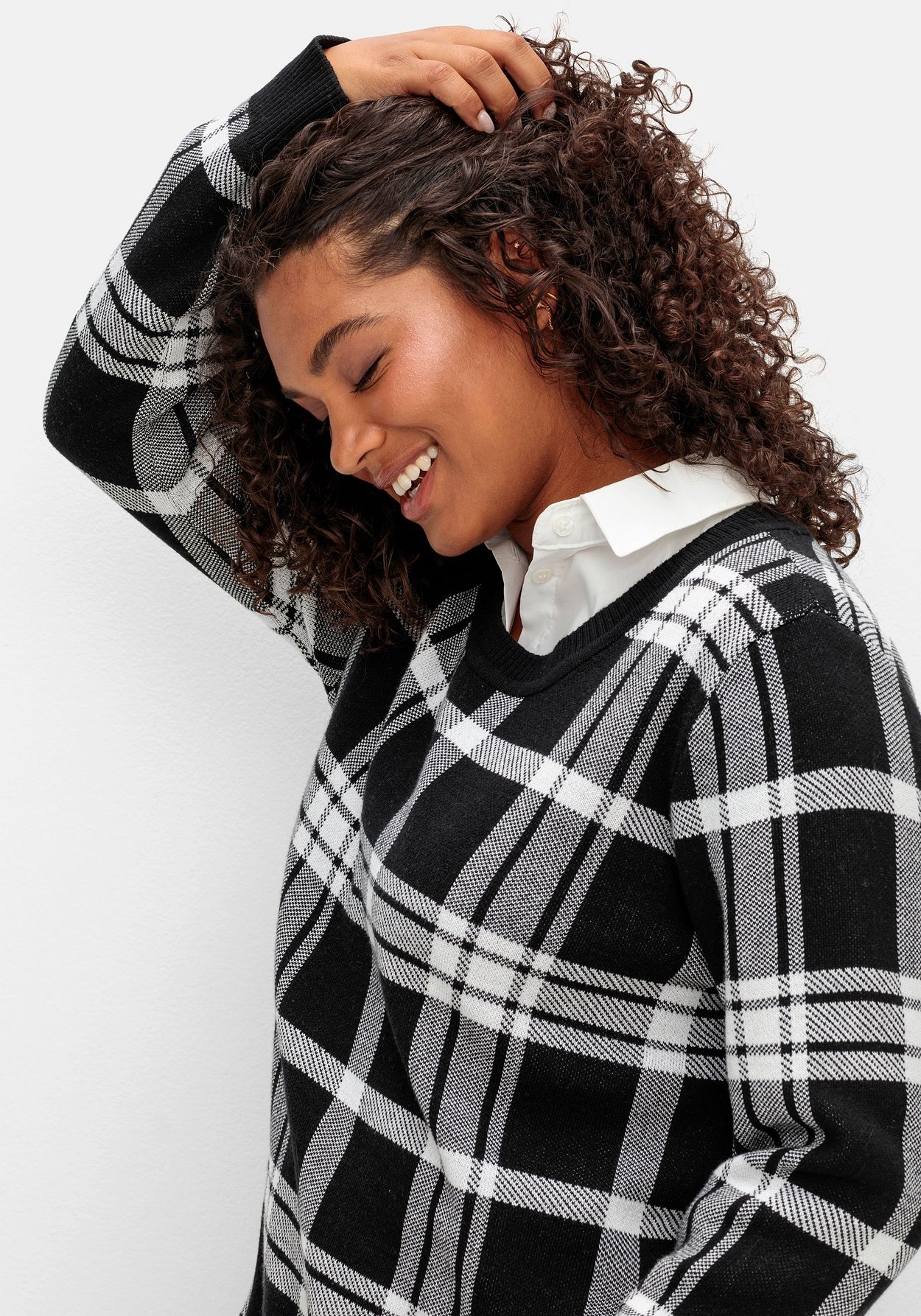 Sheego Rundhalspullover »Karierter Pullover mit Rundhals und Kontrastbündchen«, mit Rundhals und Kontrastbündchen