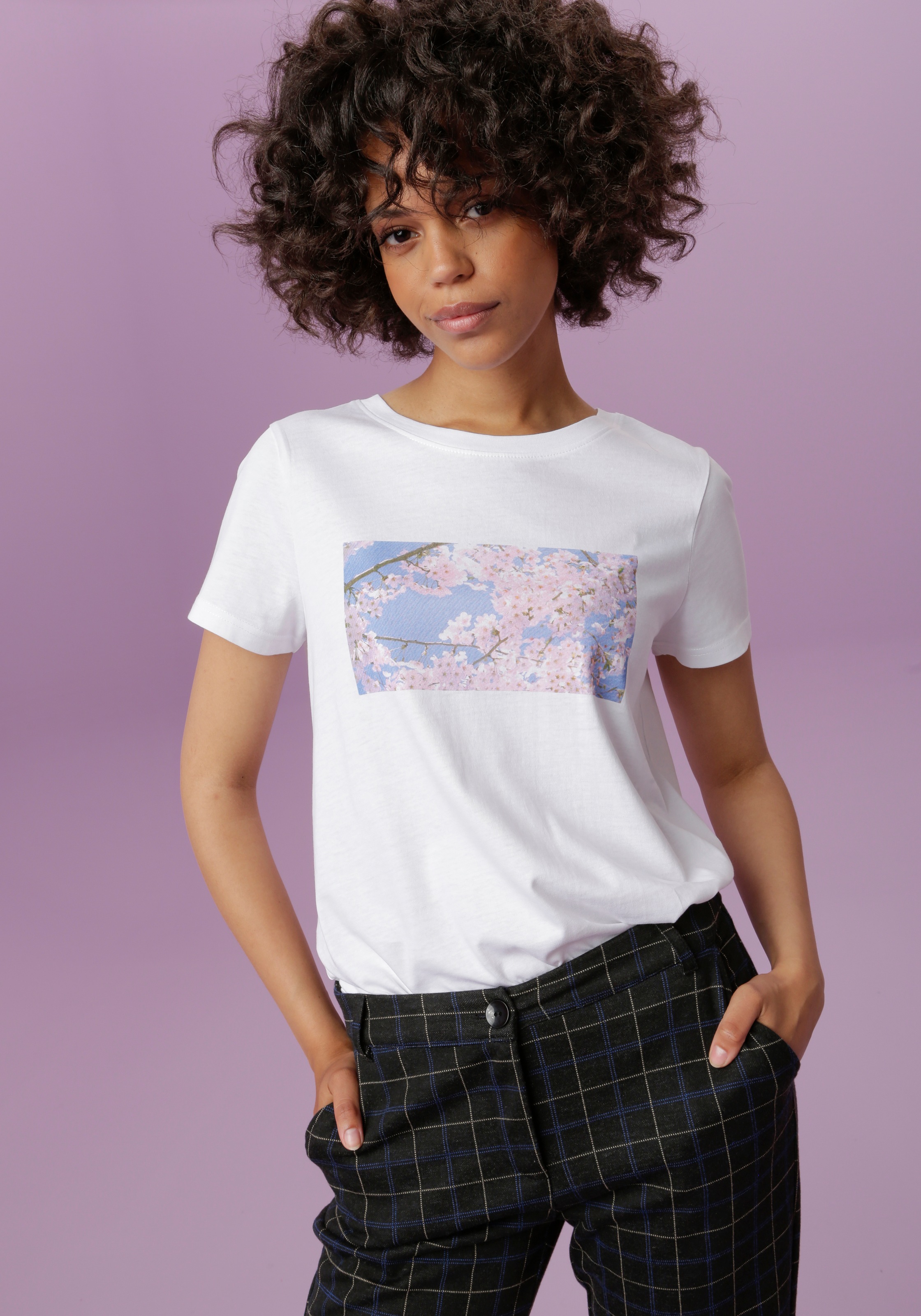 Aniston CASUAL T-Shirt Frontdruck mit romantischen Kirschblüten