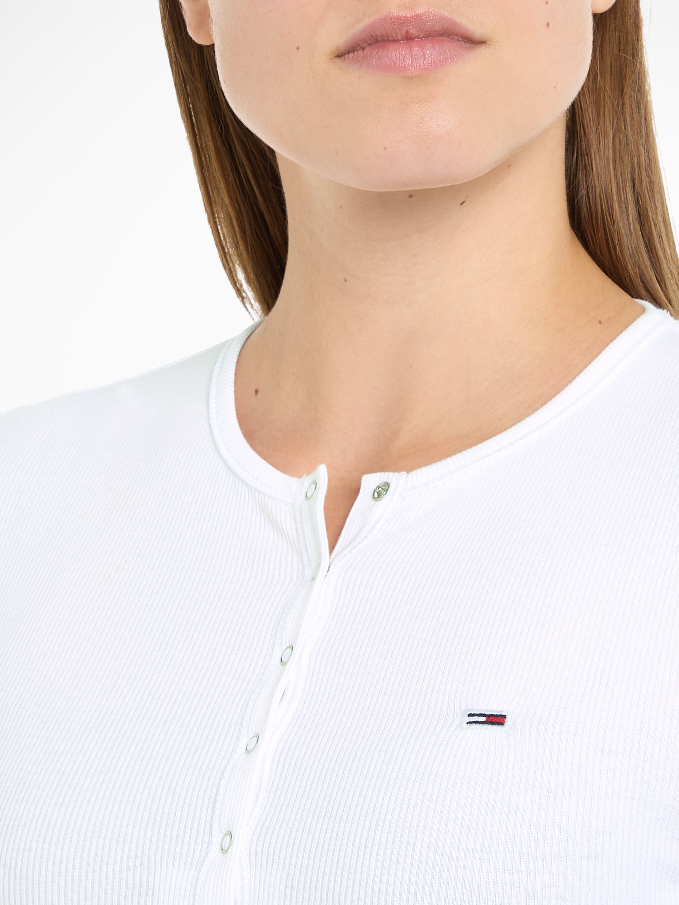 Tommy Jeans Langarmshirt »TJW CRP HENLEY TOP LS«, in modischer Cropped Form