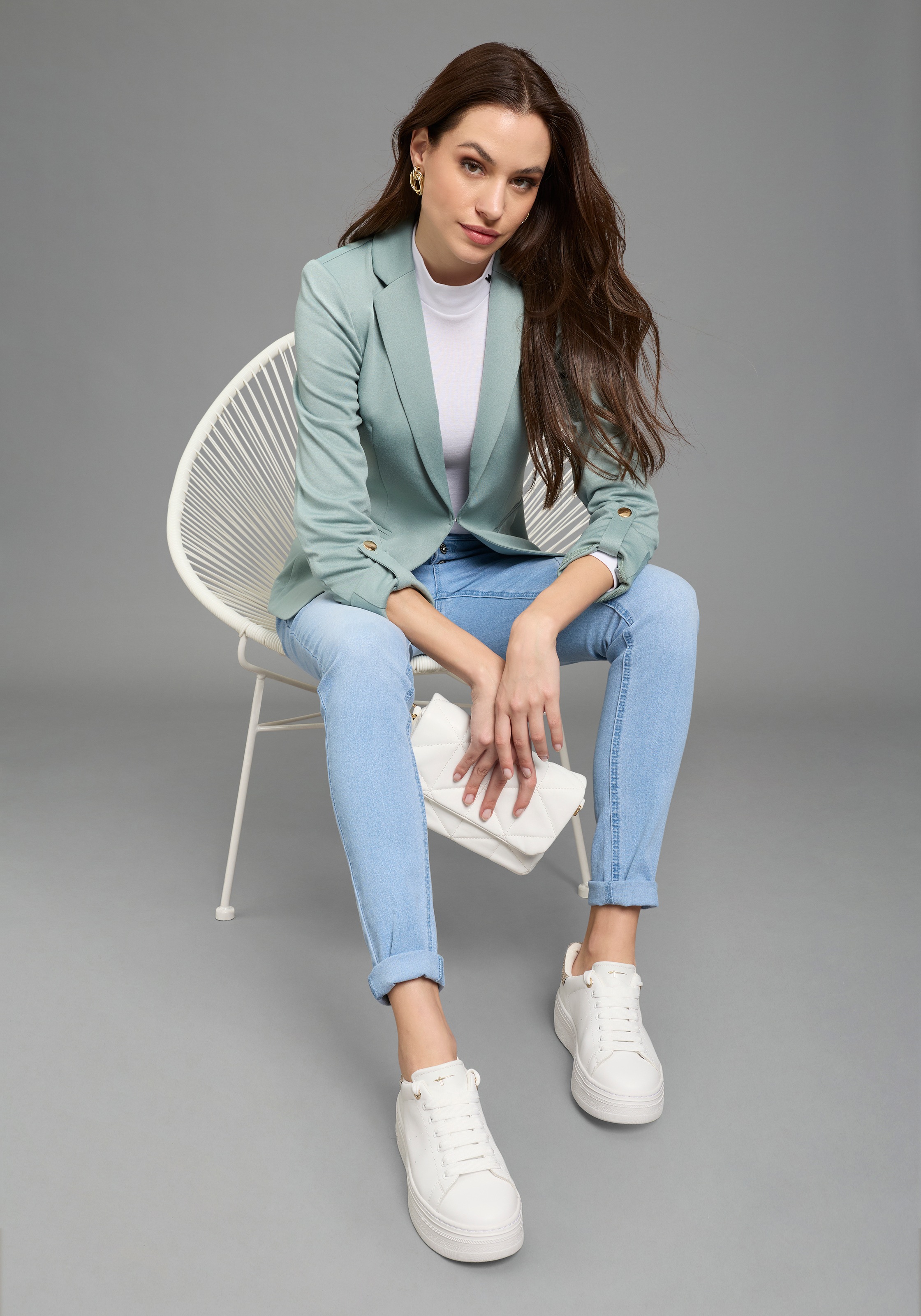 Bruno Banani Sweatblazer hüftlange Blazerform, figurbetonte Passform, mit Reverskragen