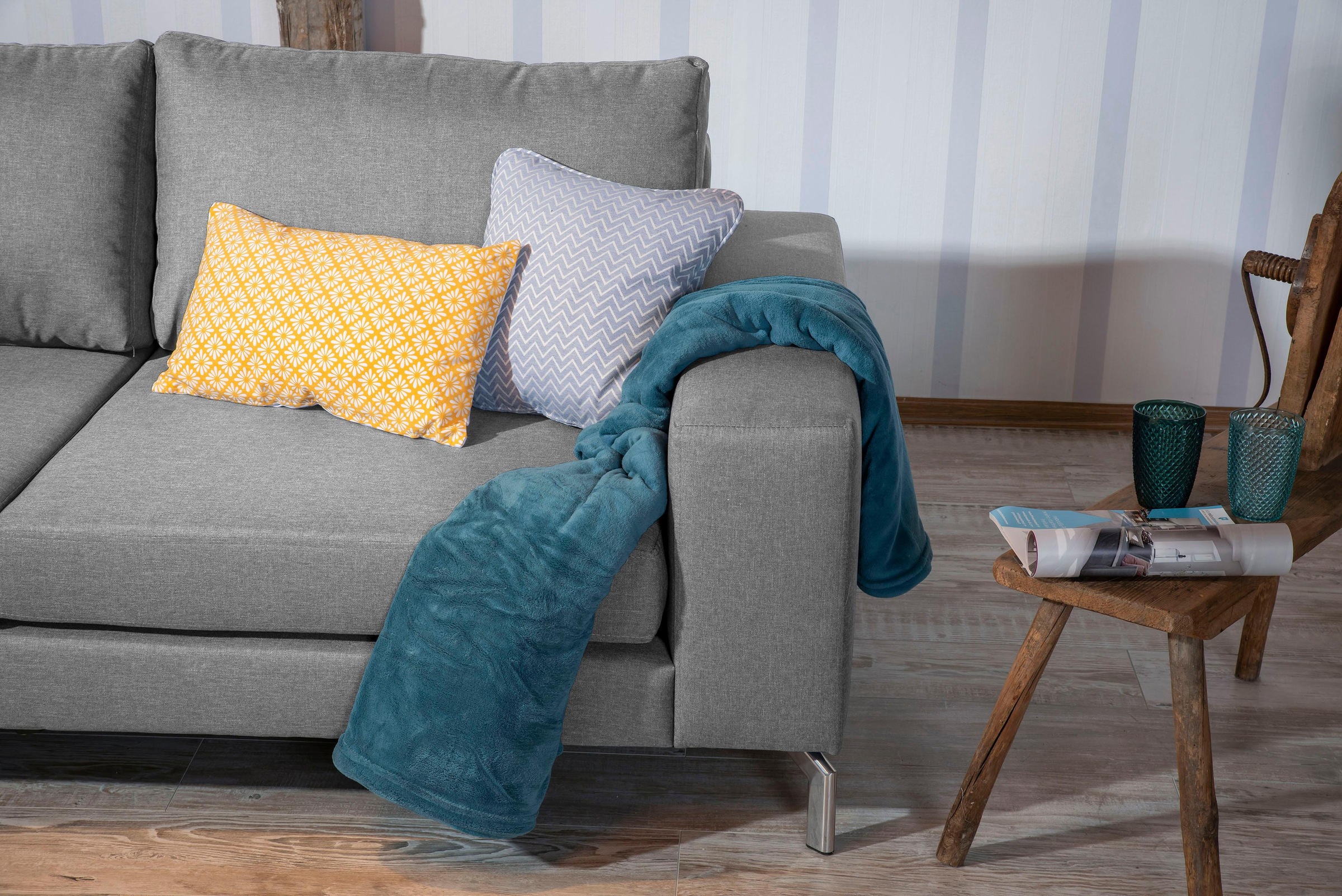 Max Winzer® Ecksofa »Flori Set inkl. Hocker, guter Sitzkomfort, aktuelles Design«, (Spar-Set, Ecksofa und Hocker), elegant mit abgewinkelten Chromfüßen, inklusive Zierkissen