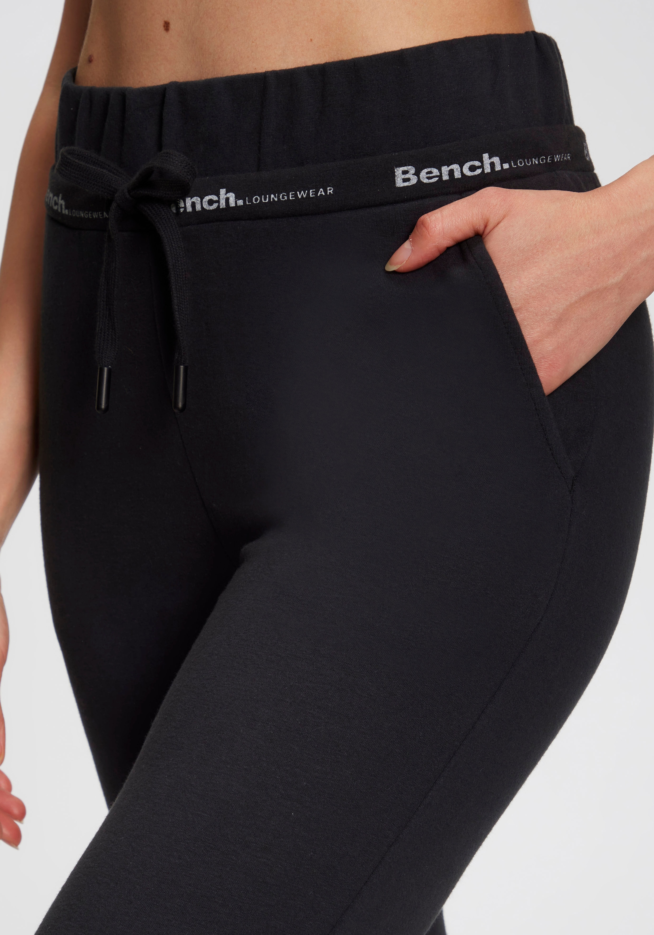 Bench. Jogginghose