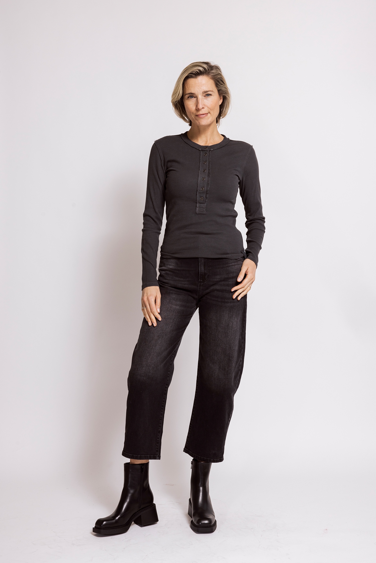 Zhrill Langarmshirt »NAMI« bequeme Passform, unifarben, offene Kanten