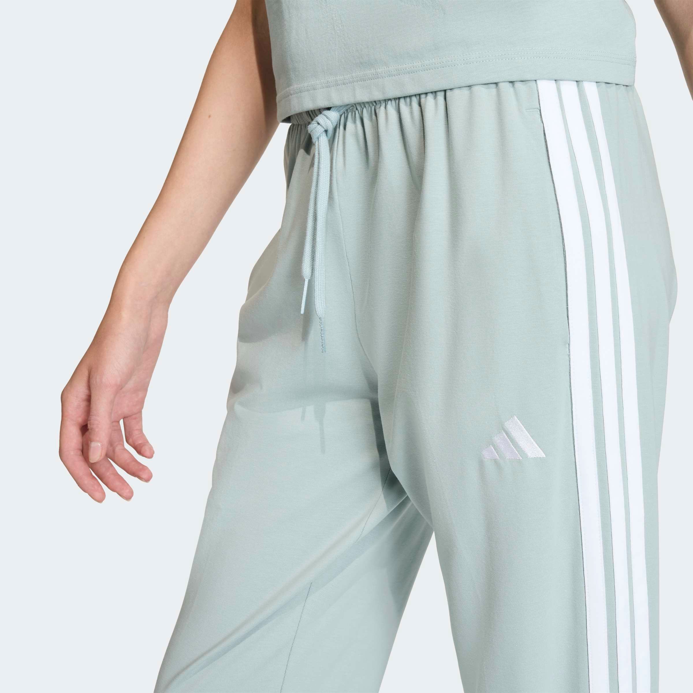adidas Sportswear Sporthose »W 3S SJ JOGGER«  Lässig geschnitten, hoher Bund, schmal zulaufende Beinform