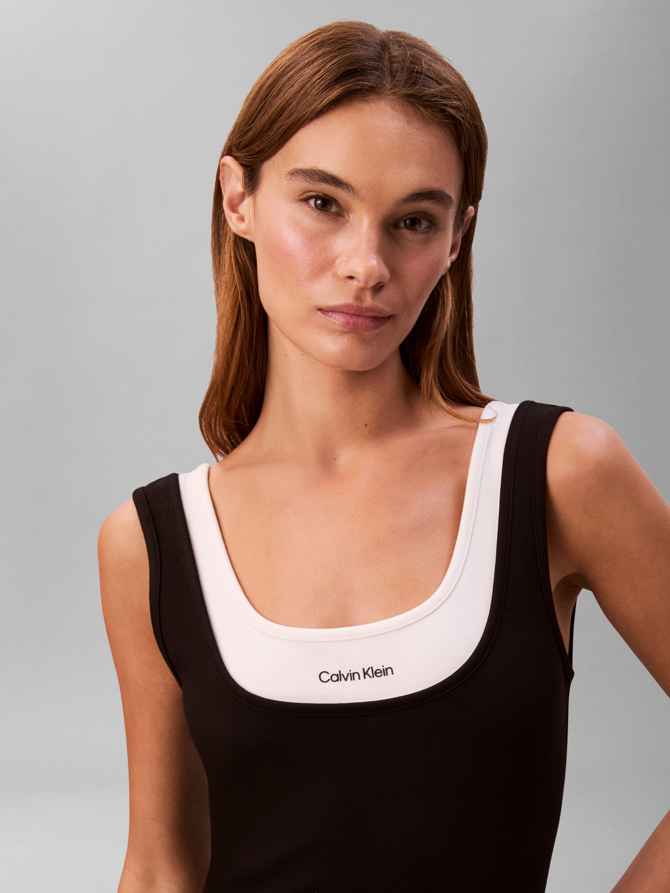 Calvin Klein Jeans Midikleid Ohne Tasche Körpernahe Passform mit tiefem Rundhalsausschnitt