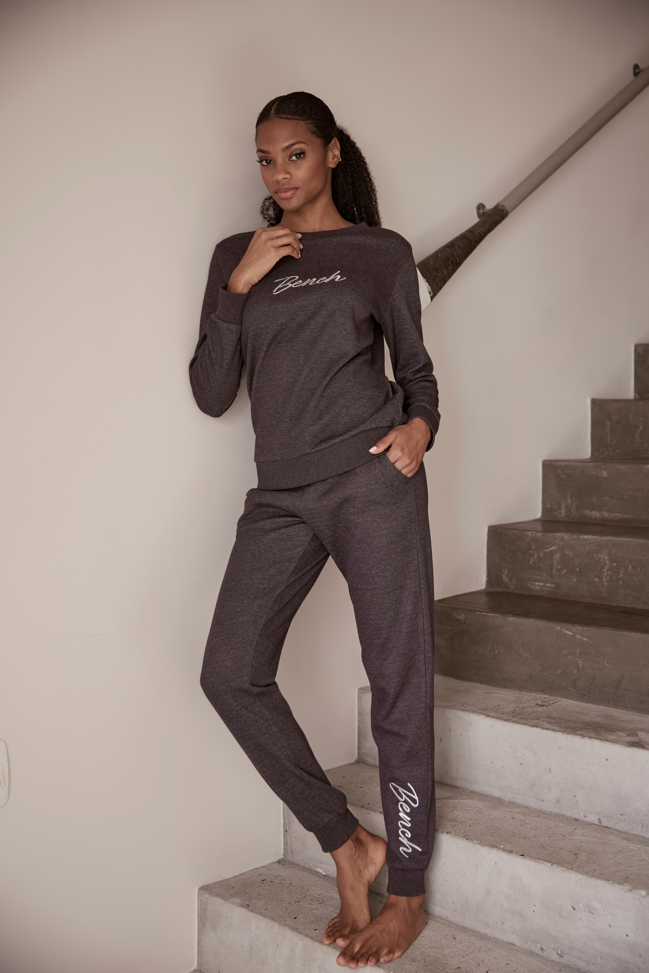 Bench. Loungewear Sweatshirt, mit glänzender Logostickerei, Loungewear